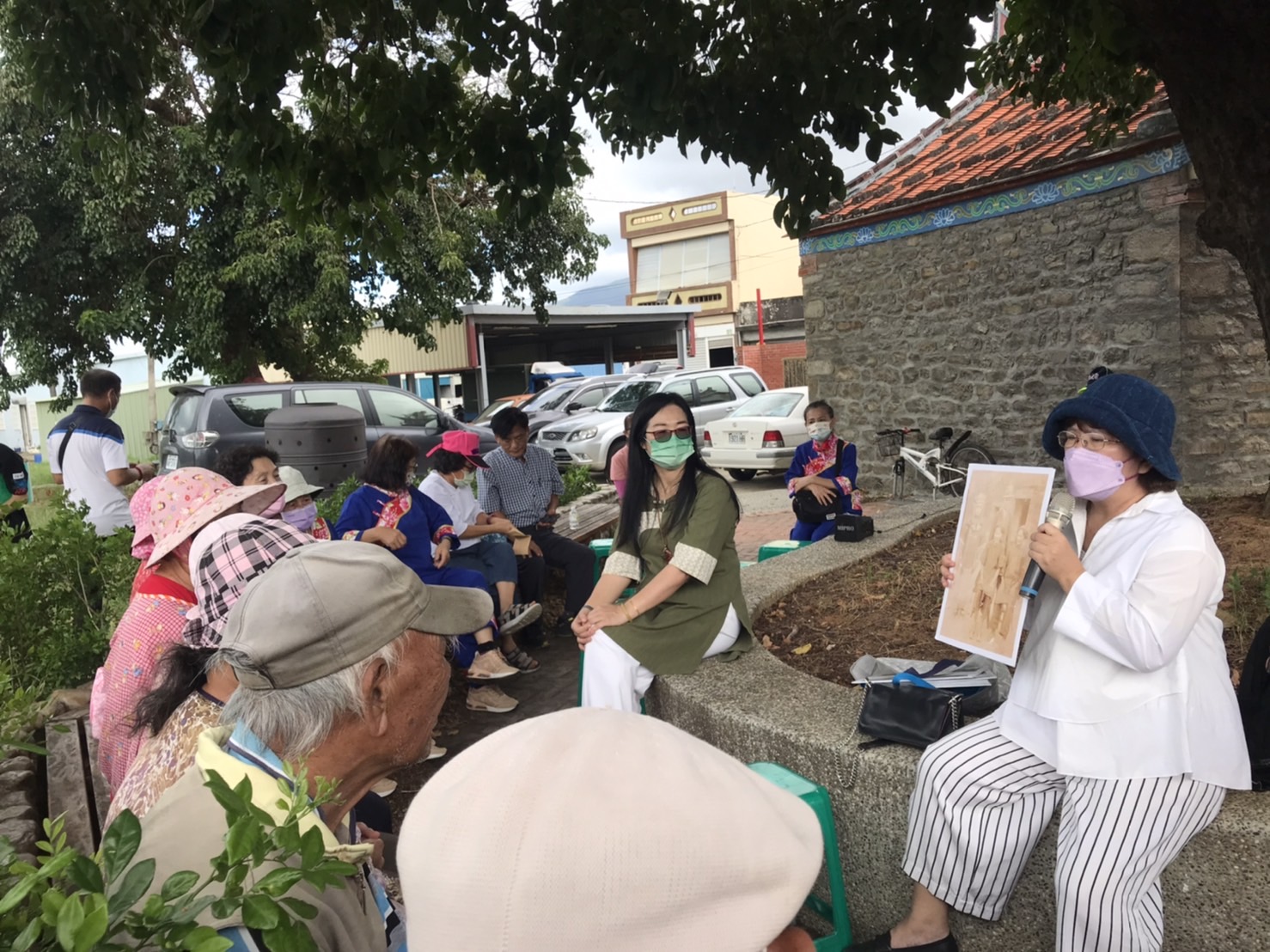 茄苳樹下談歷史,在地耆老帶領大家走讀保力村進行族群認知探索。屏東客家事務處提供