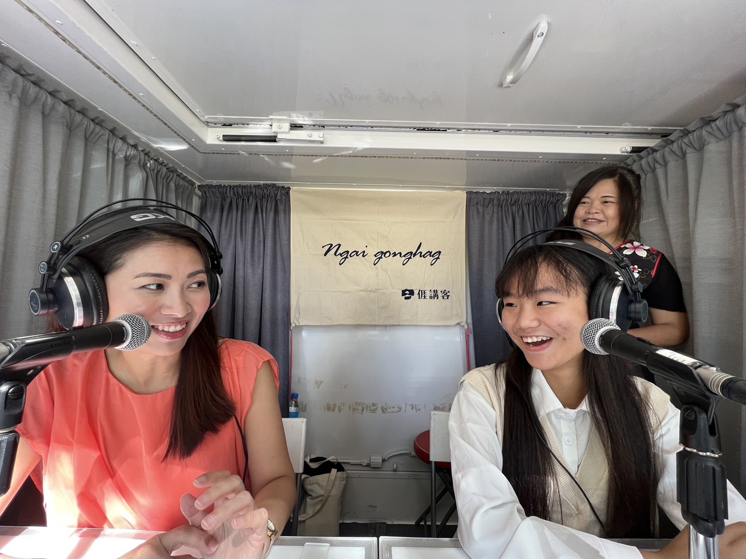 小主播張攸旋(右前一)初登講客號體驗主播訪問來賓林鈺婷(左一)，彭歲玲(右後二)在旁協助引導學生。講客電臺提供