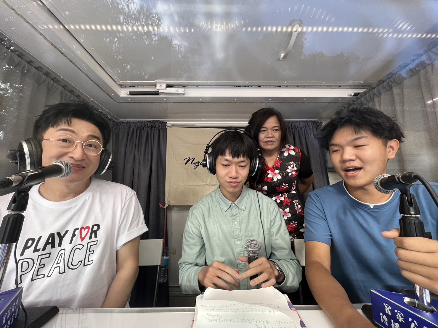小主播邱柏策(右一)及温家孟(右三)訪問歌手徐哲緯(左一)，彭歲玲(右二)在旁協助指導。講客電臺提供