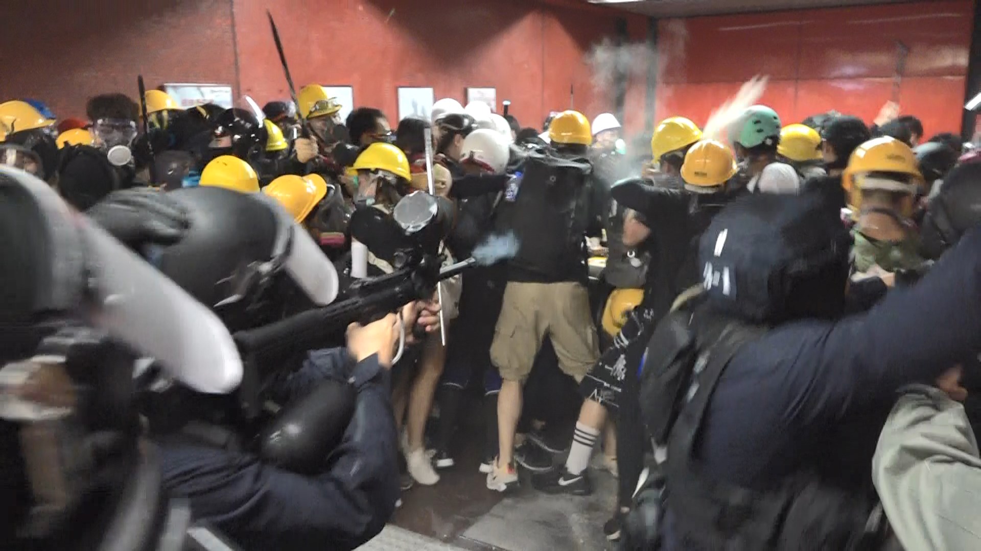 2019年香港反送中運動大批青年上街頭，遭香港暴警鎮壓，《願榮光歸香港》是當時香港民眾認定的標誌性歌曲。翻攝畫面