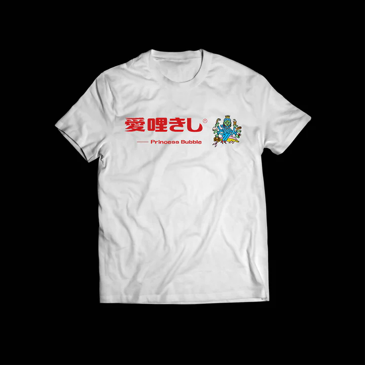 同根生樂團的衣服寫著「愛哩きし」大玩電影梗,也透露同根生充滿幽默的風格。翻攝自同根生周邊商品網站