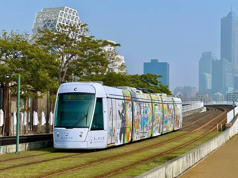 壽山動物園輕軌彩繪列車上路　認養卡整年免費入園