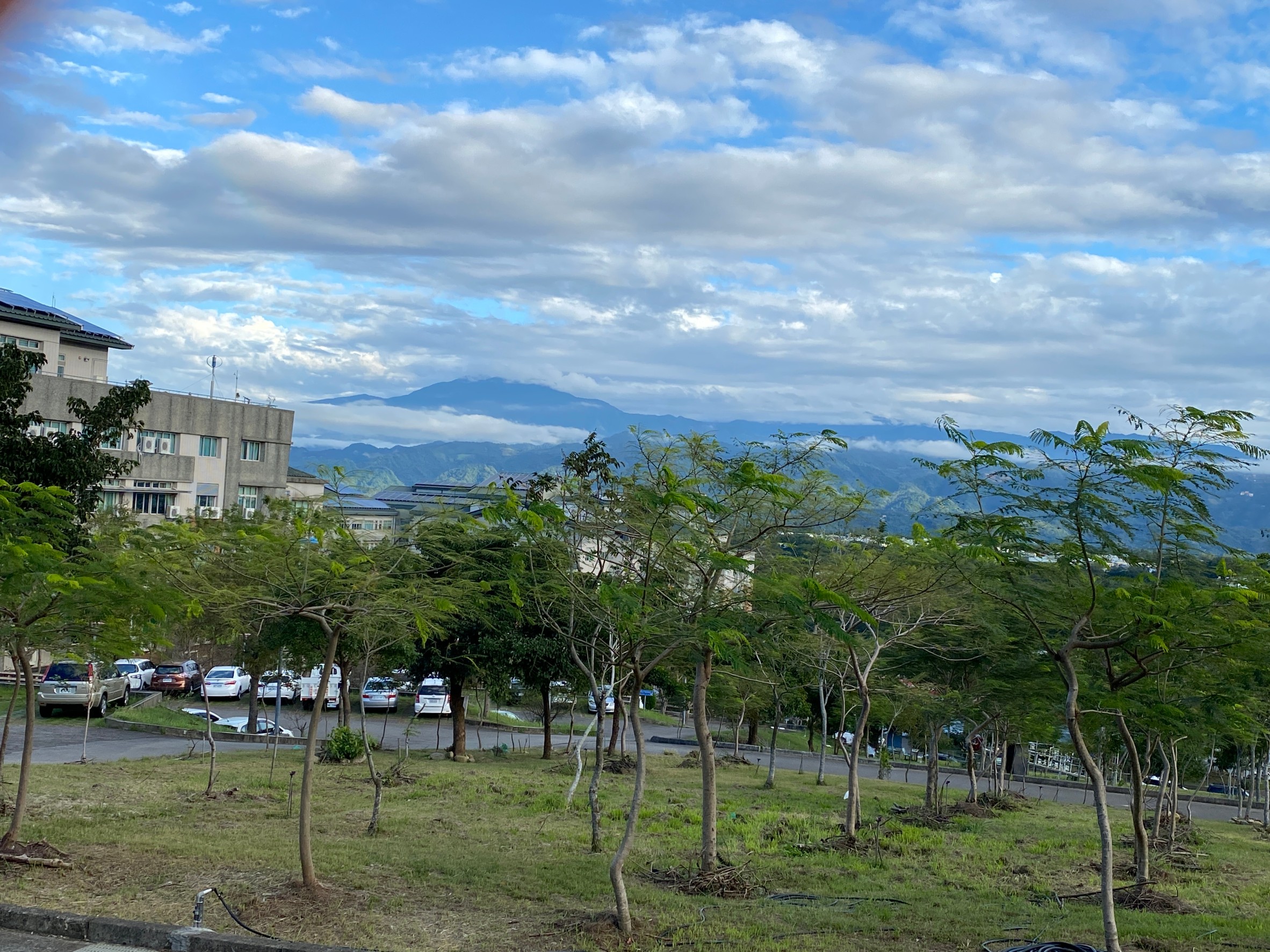聯合大學八甲校區東面，是苗栗八景之首的「三台疊翠」。何來美攝