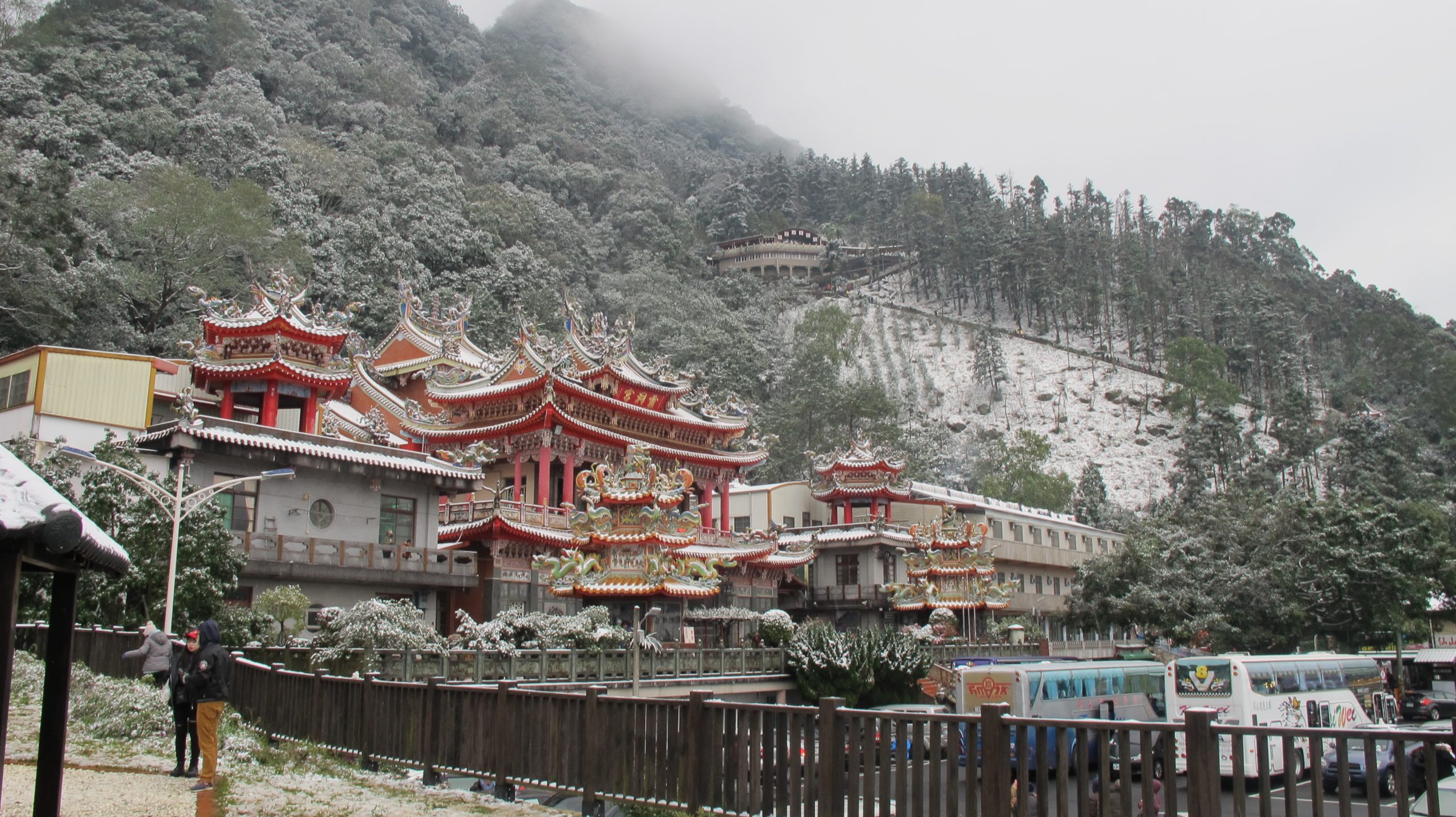 獅潭與南庄交界的仙山靈洞宮已成道教聖地，2016年初下了一場瑞雪。何來美攝
