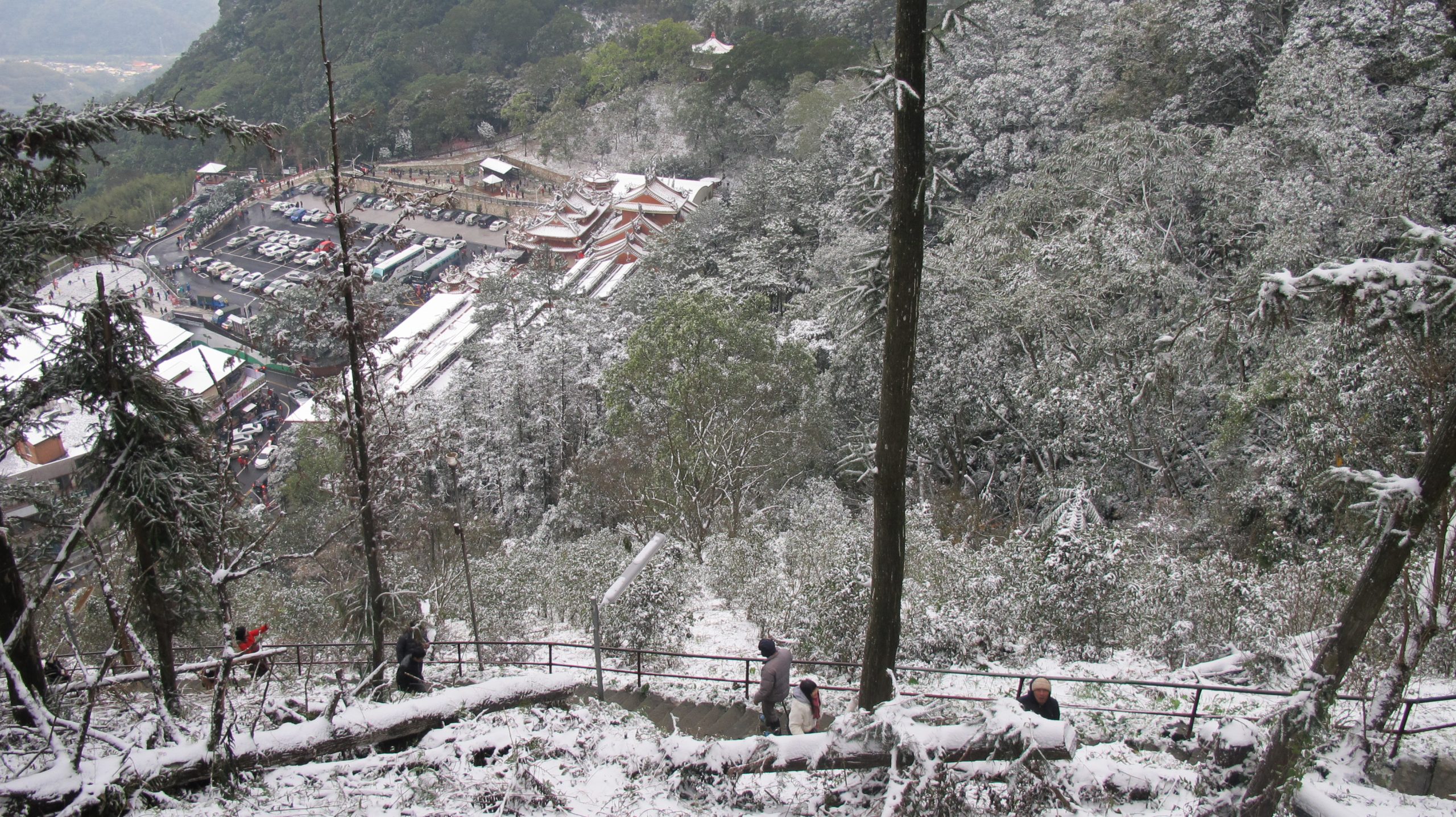 獅潭與南庄交界的仙山靈洞宮已成道教聖地，2016年初下了一場瑞雪。何來美攝