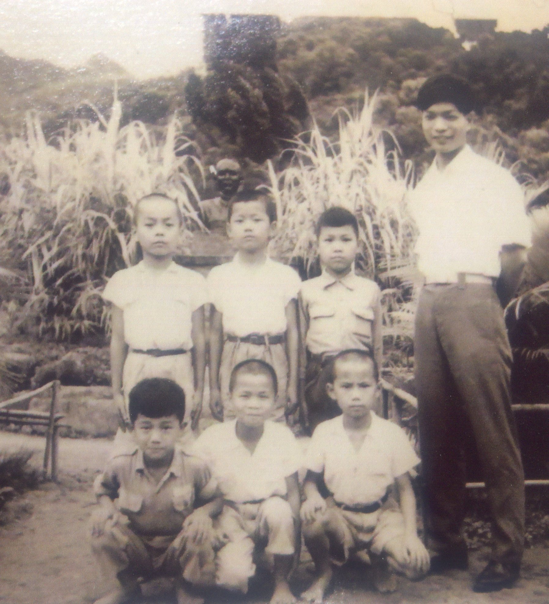 1961年黃瑞循新竹師範畢業後回獅潭國小任教，四弟黃瑞煊（後排左一）是他的學生，1964年是縣立苗中榜首。黃瑞銘提供