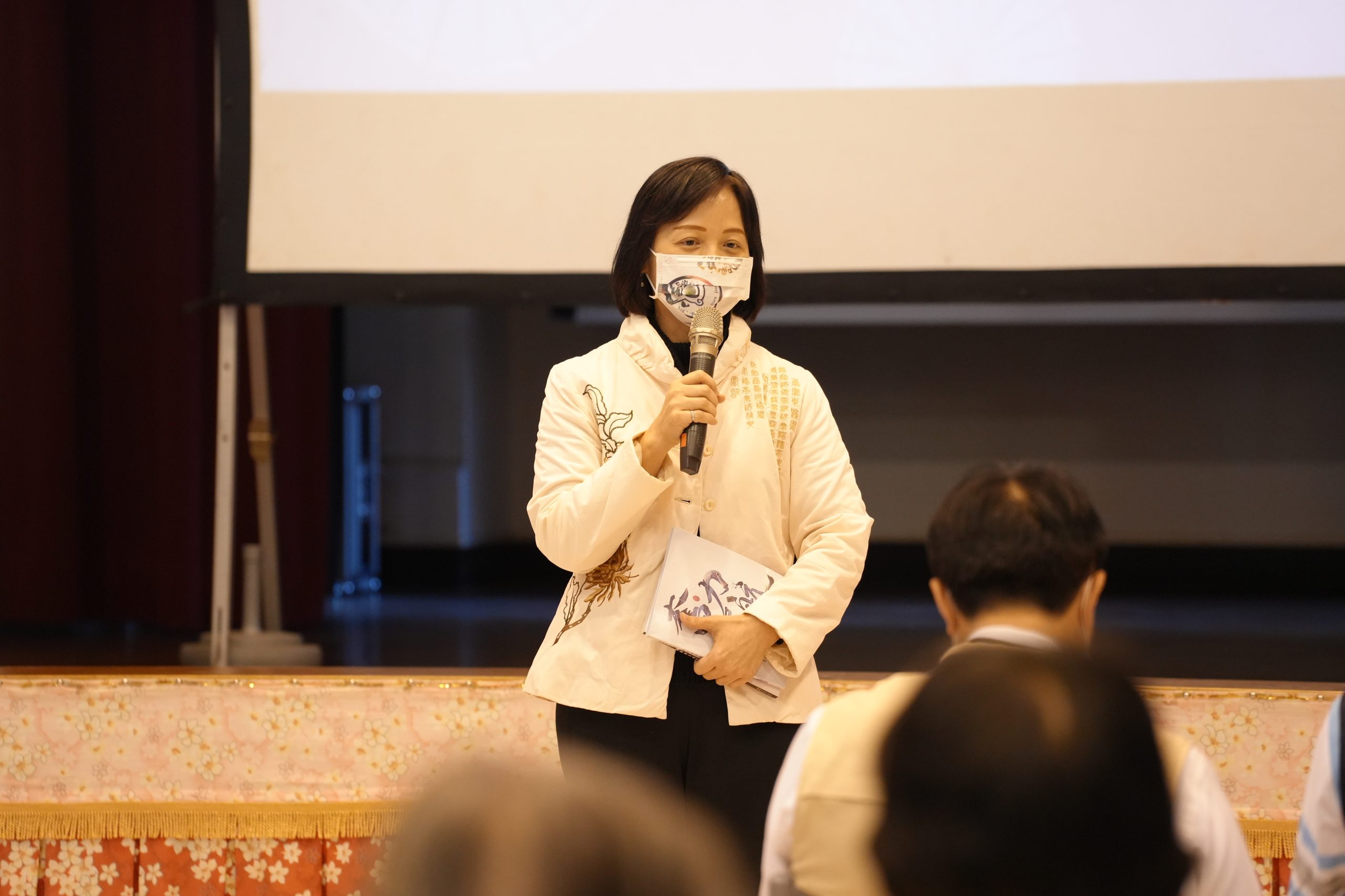 今天客家委員會主任秘書廖育珮代替客委會主委楊長鎮出席記者會。