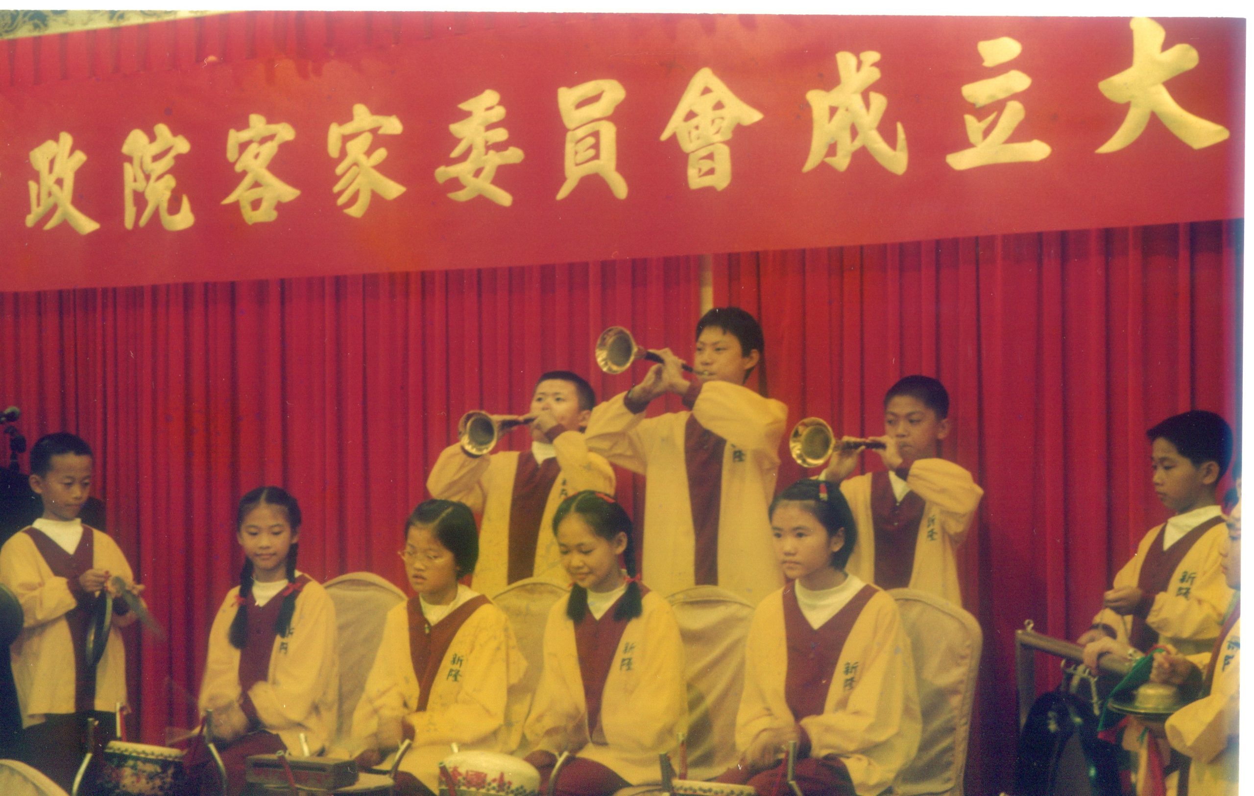 2001年6月客家委員會成立,銅鑼新隆國小的小朋友演奏客家八音,有濃濃的客家味。何來美攝