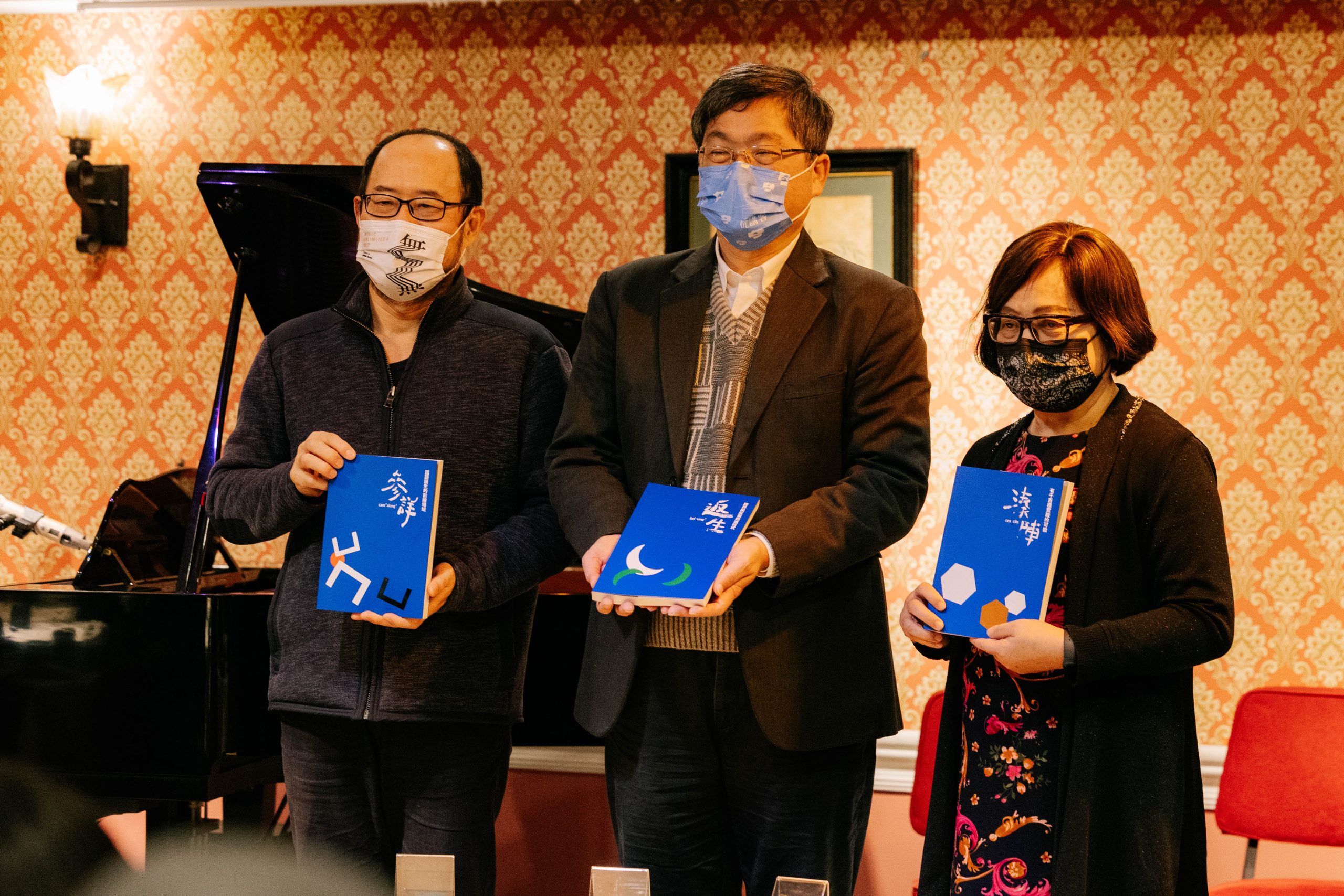 客委會主委楊長鎮(左二)、總策展人鍾永豐(左一)、文訊雜誌社社長封德屏(右一)向大家宣傳客委會推出的新書《參詳》、《返生》、《湊陣》。客委會提供