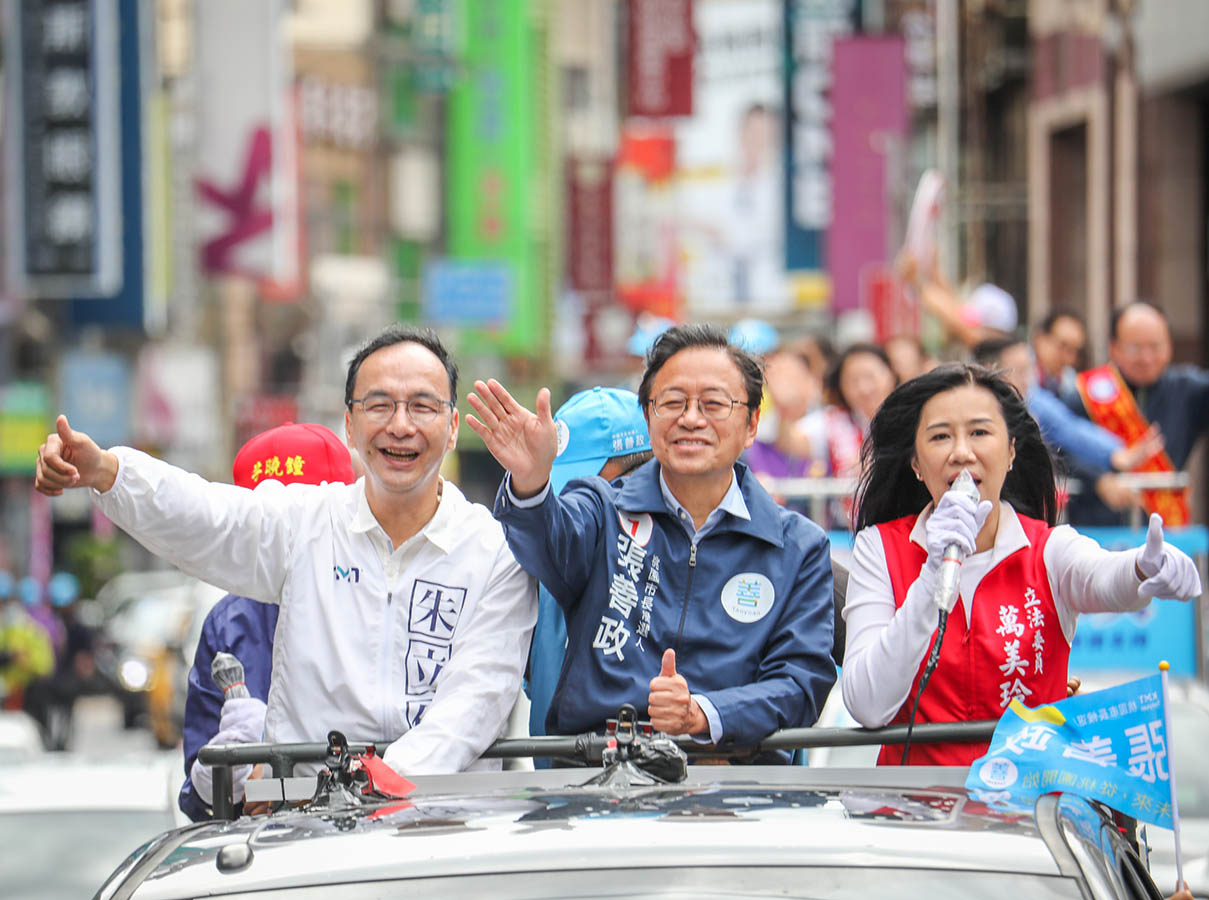 張善政在朱立倫、萬美玲陪同下，選前遊街造勢。張善政競選總部提供