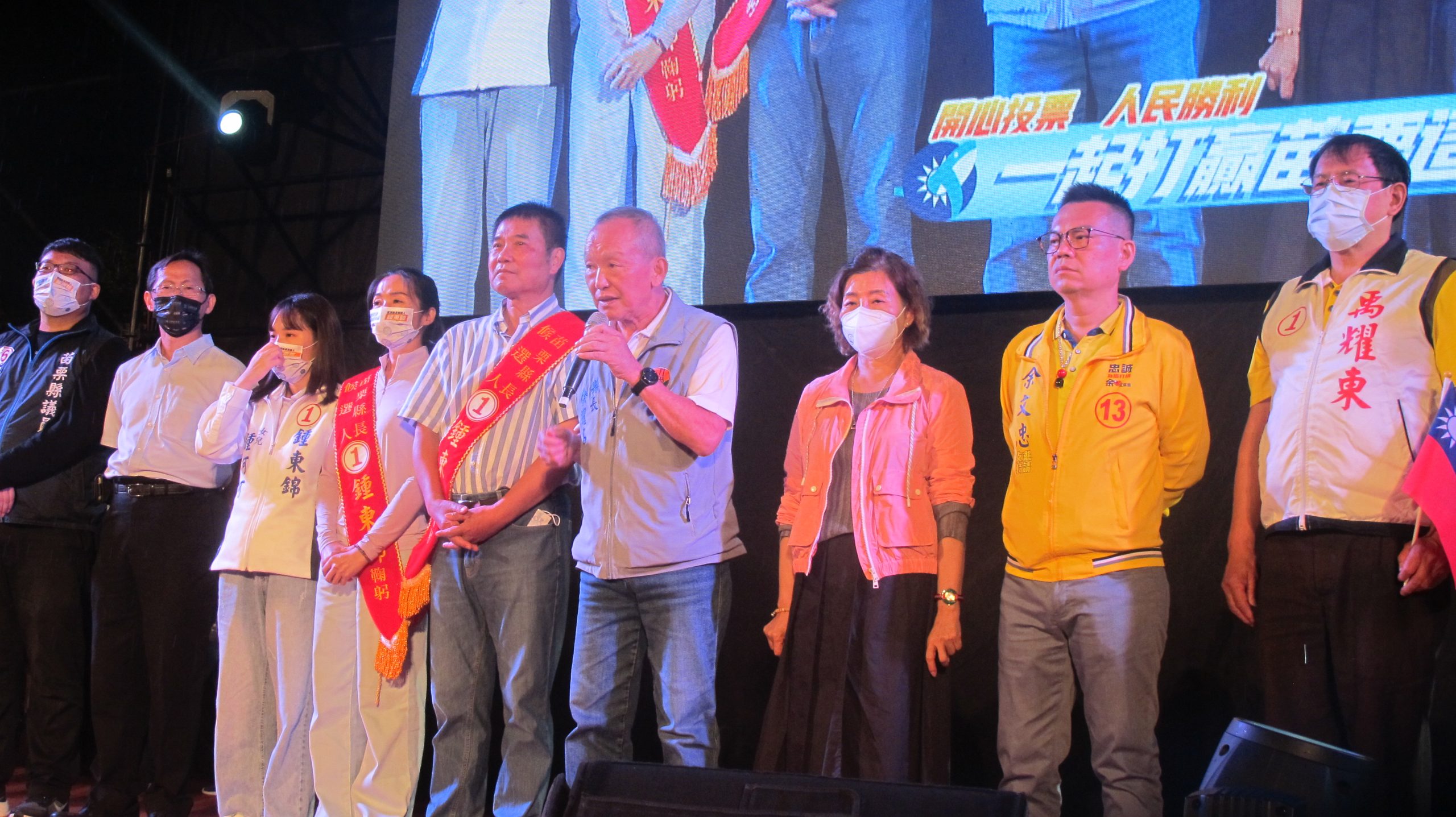 苗栗縣長徐耀昌、蔡麗卿夫婦（右四、三）全力支持無黨籍縣長候選人鍾東錦。何來美攝