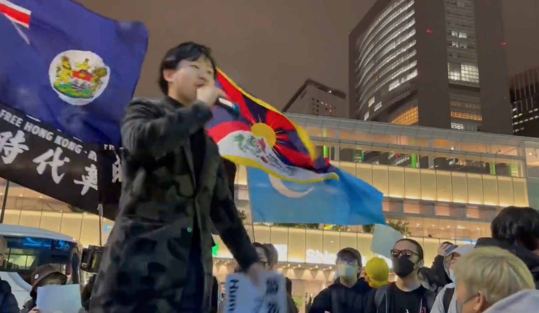 中國反封控、爭取自由的「白紙運動」擴大，旅日的中國年輕人人11月30日晚間在東京新宿車站前聲援白紙運動。翻攝畫面