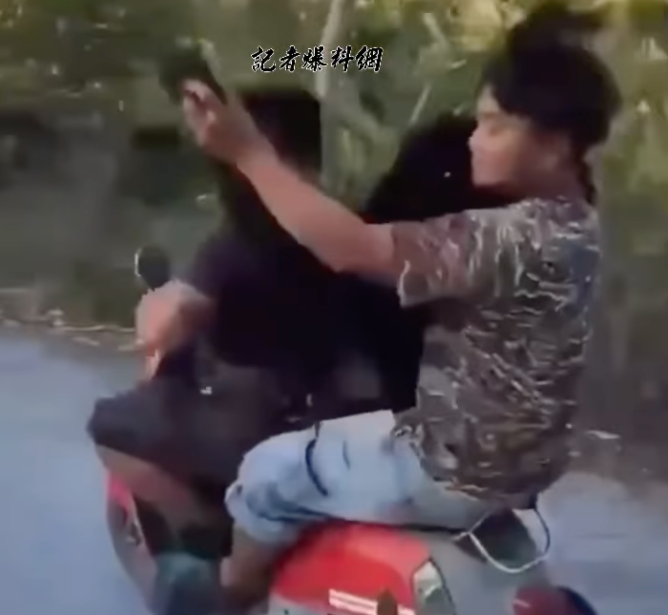 嫌犯載運死亡的台灣黑熊遊街。翻攝畫面