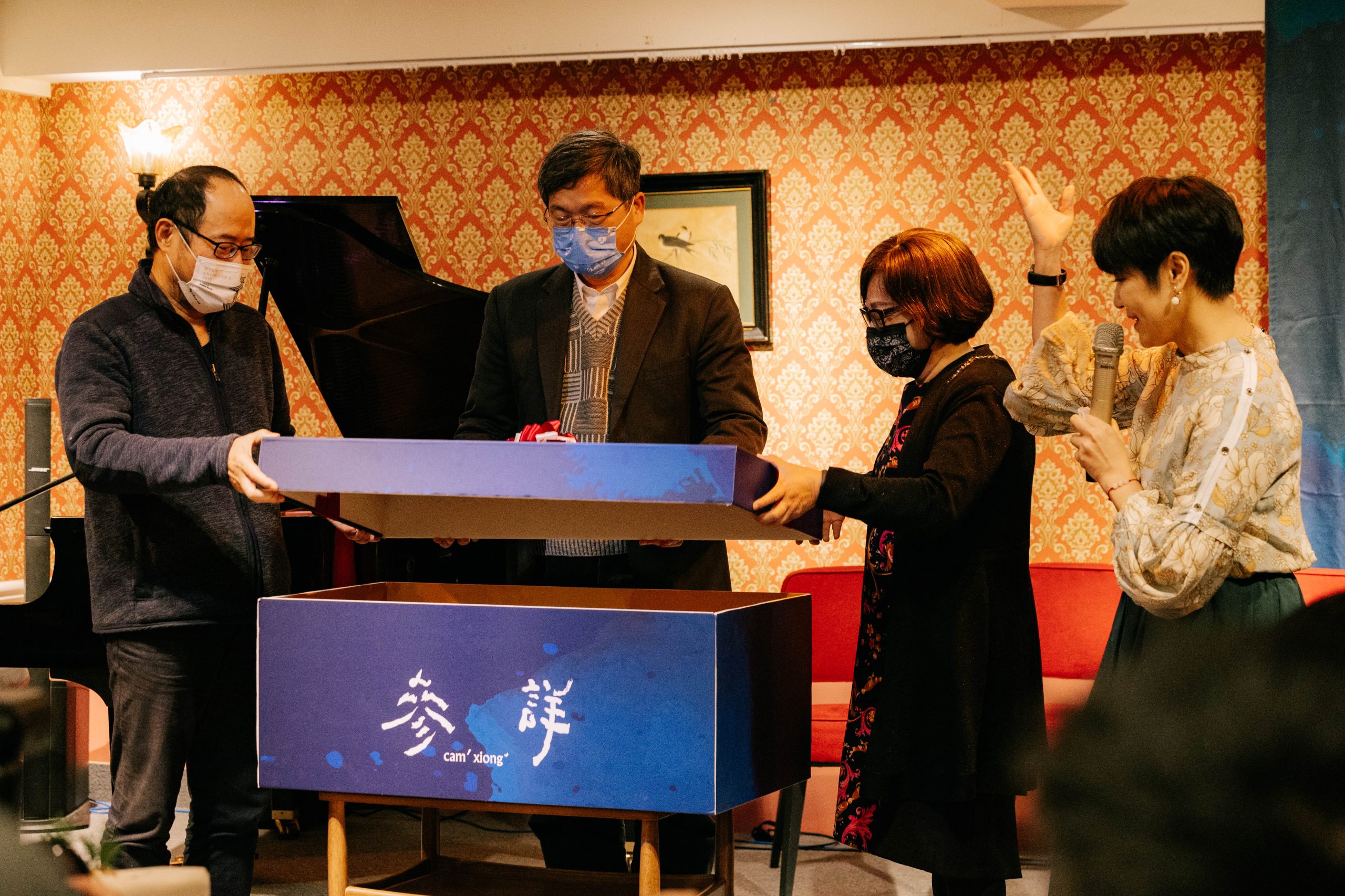 新書派對上,邀請到客委會主委楊長鎮(左二)、總策展人鍾永豐(左一)、文訊雜誌社社長封德屏(右二)共同開箱新書,右一為主持人陳美禎。客委會提供