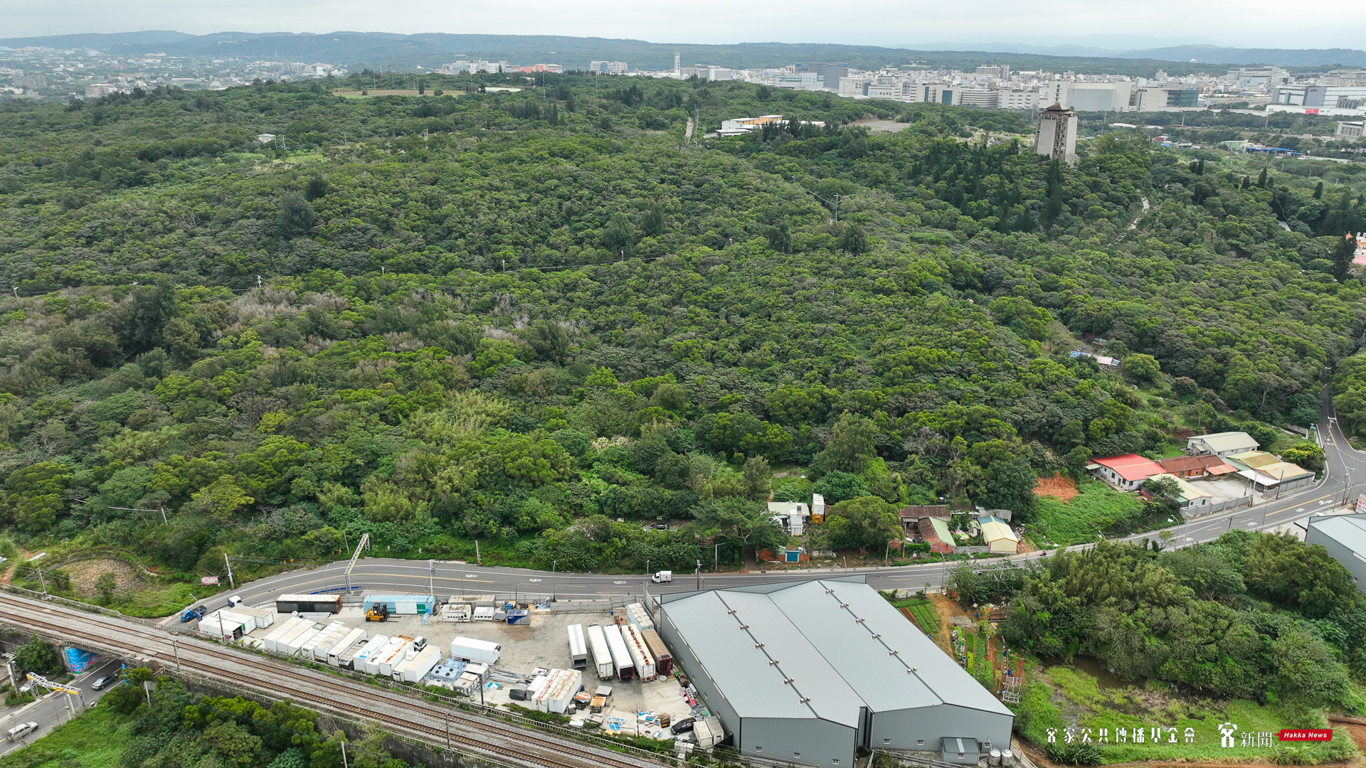 湖口生命紀念園區的預定地大圓山座落於湖口與新豐的交界處，山頭一旁則是新竹長生天生命紀念園區。