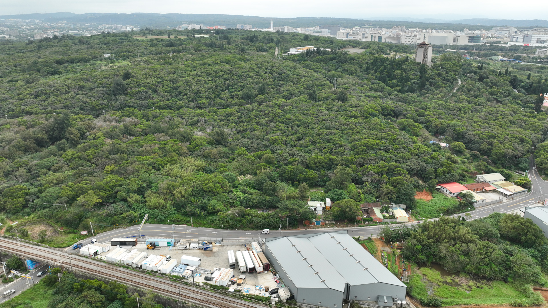 新竹縣生命紀念園區將在湖口波羅村的大圓山地區興建,原為軍事管制區,現已撥給新竹縣政府使用。客新聞攝