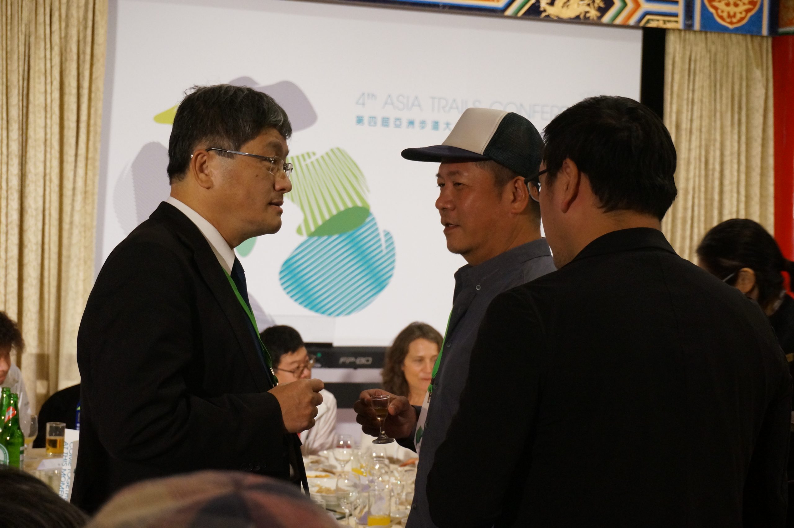 楊長鎮主委（左一）與來賓交流。客家委員會提供