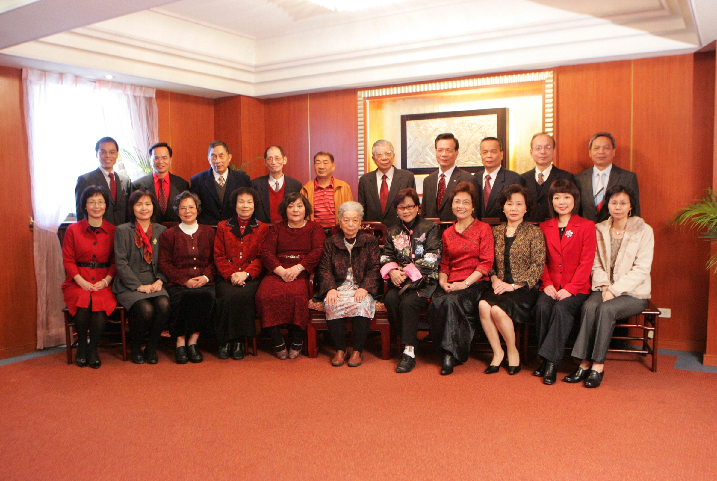 2009年黃張玉梅（前排中）與10位子女、媳婦、女婿合影。後排左起瑞村、瑞宗、鍾德造、葉勝山、余漢增、瑞銘、瑞循、瑞仁、瑞煊、瑞鎬。前排左起邱瑞美、曾淑璧、光蘭、聰蘭、瑞蘭、黃張玉梅、劉華淑、陳金英、洪慧芬、李慧媛、劉雲嬌。黃瑞銘提供