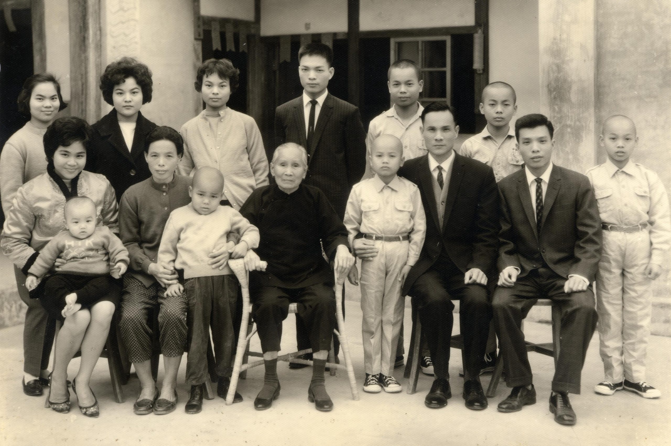 1965年黃槑森、黃張玉梅夫婦（前排右三、左三）與老母黃謝娣妹（前排中）及10名子女、長媳劉華淑（前排左一）與長孫黃肇康（劉華淑所抱）合影。黃瑞銘提供