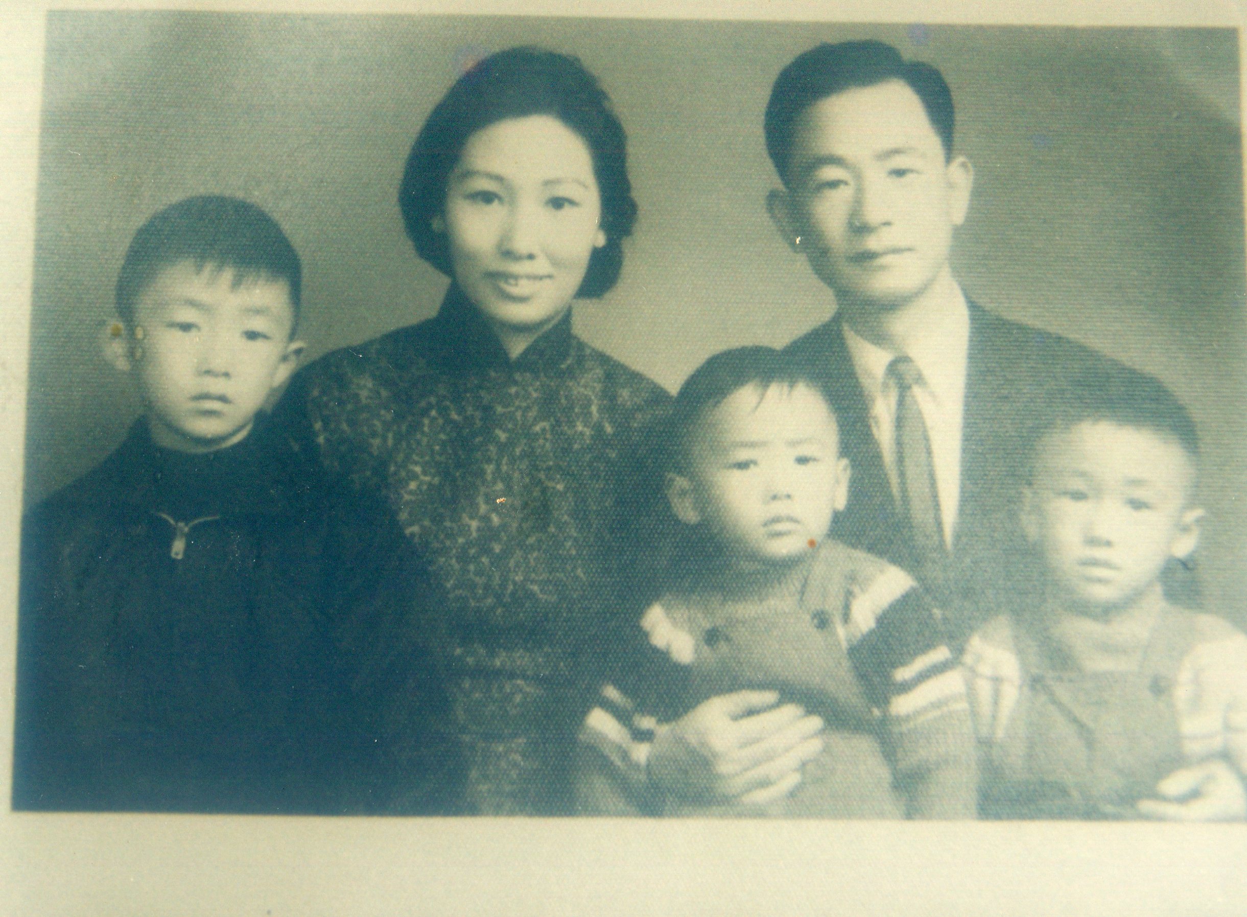 江平成、曾雲珍夫婦1955年創中廣苗栗台，到1970年才離開苗栗，對苗栗縣新聞與客家文化傳播貢獻良多，圖為夫婦與3子合影，長子江光大（左一）後也在中央廣播電台從事客語廣播。何來美翻攝