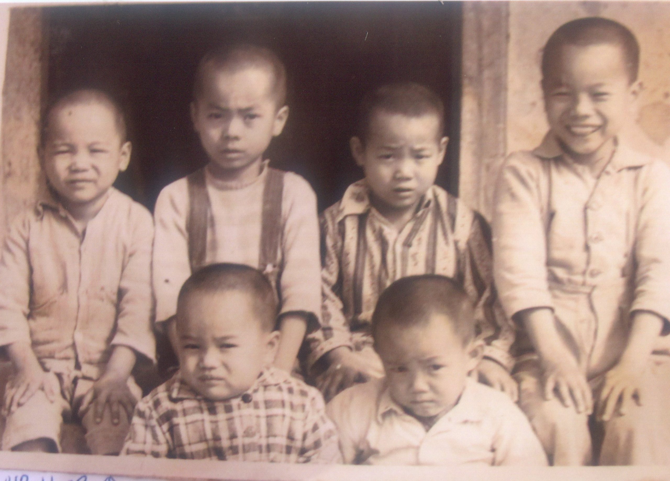 1958年黃家兄弟與童伴合影，前排左黃瑞宗、右黃瑞川。後排左起黃瑞鎬、黃瑞煊、江清兆、黃瑞仁。黃瑞銘提供