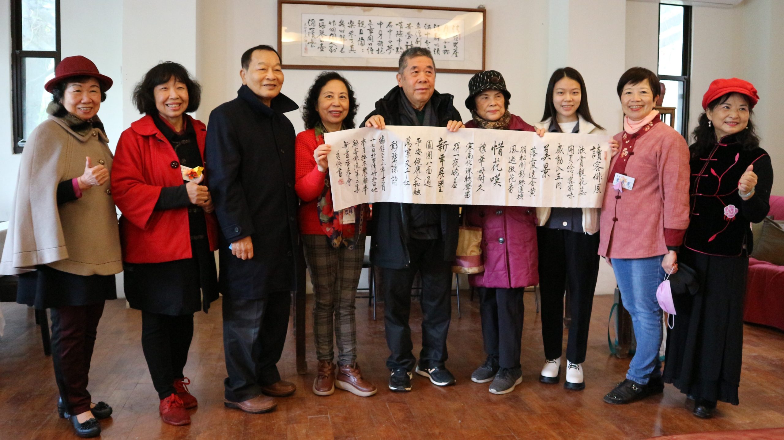 退休个蘇燕能校長（右五）寫大字來勉勵大家煞猛寫俳句。作者（右二）提供