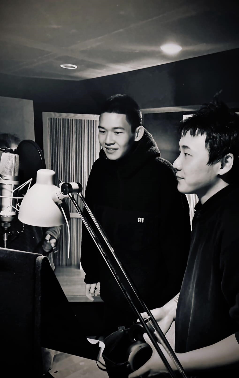 黃聖球(左)跟哥哥黃聖丰(右)合作EP「風球一號火日立」。貳樓音樂工作室提供