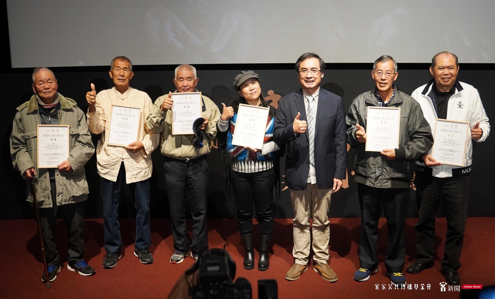 陳邦畛（左五）頒發感謝狀予（左起依序為）戴阿爐、劉昌盛、洪東漢、製作人兼導演吳慧玲、涂泉明（右二）與林岳爐（右一）等5位師傅。宋佩遙攝