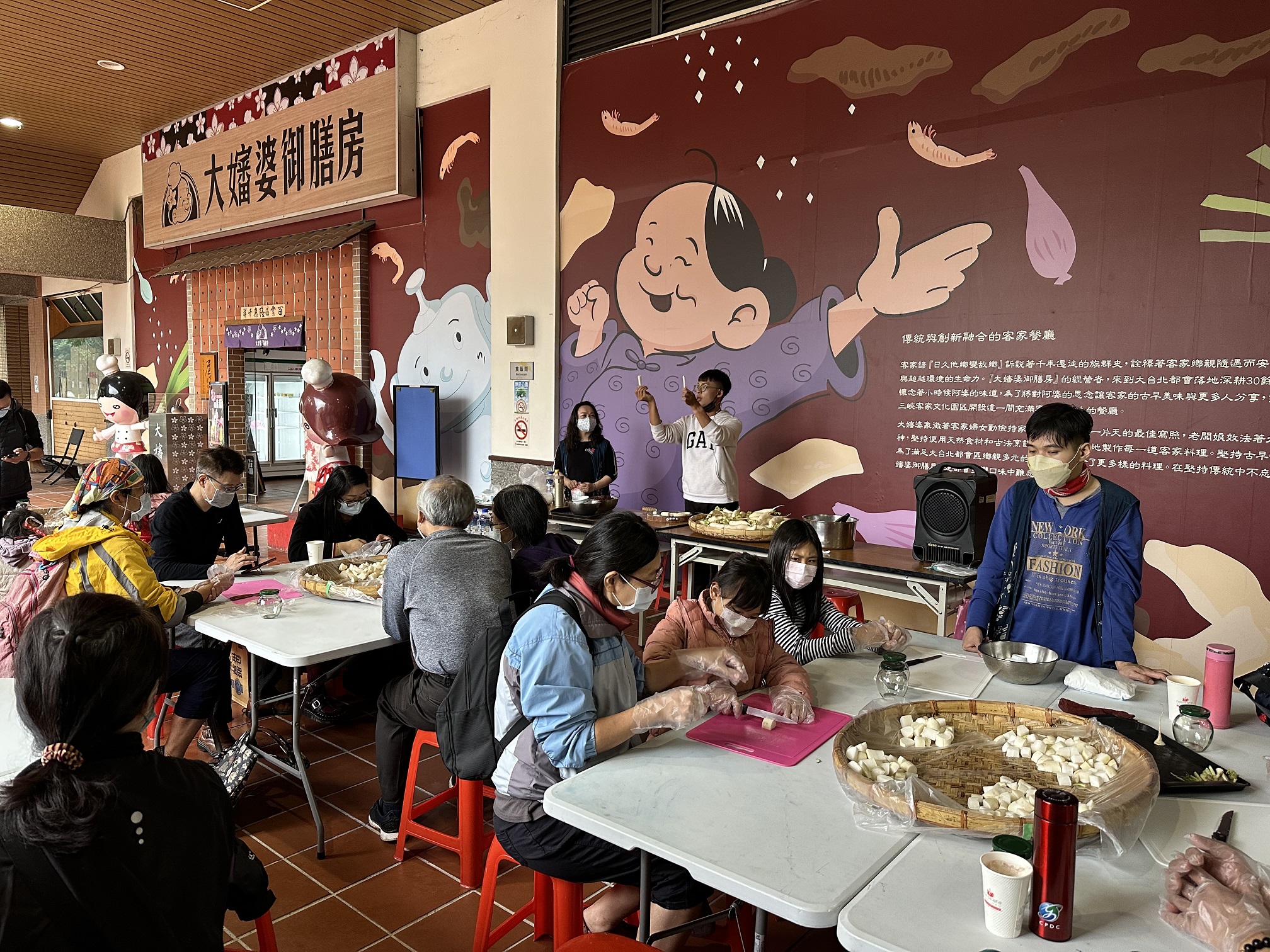 邀請客家後生楊蘭崴老師教學美濃白玉蘿蔔醃漬DIY。新北市政府客家事務局提供。