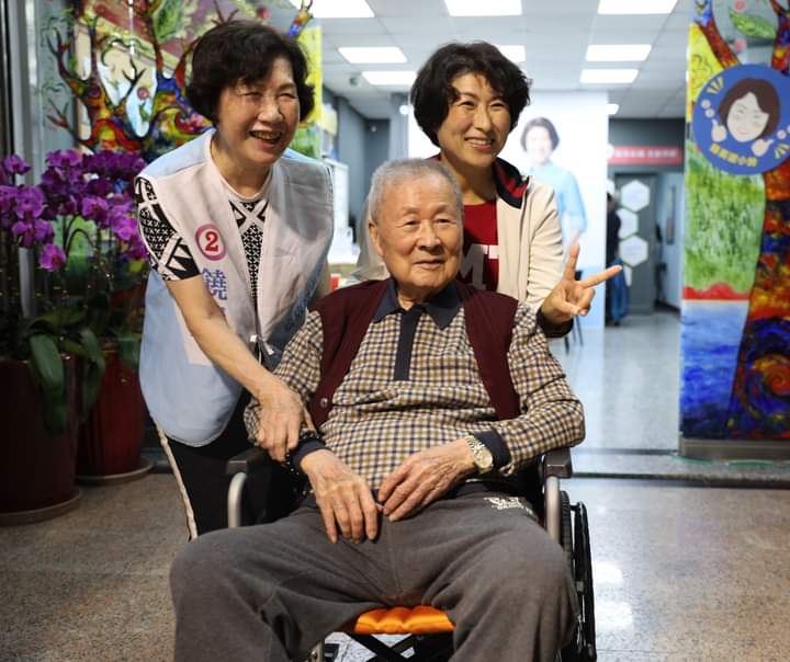 台東縣長饒慶鈴高票蟬聯，高興地與父母親饒穎奇、高淑端夫婦合影。取自饒慶鈴臉書
