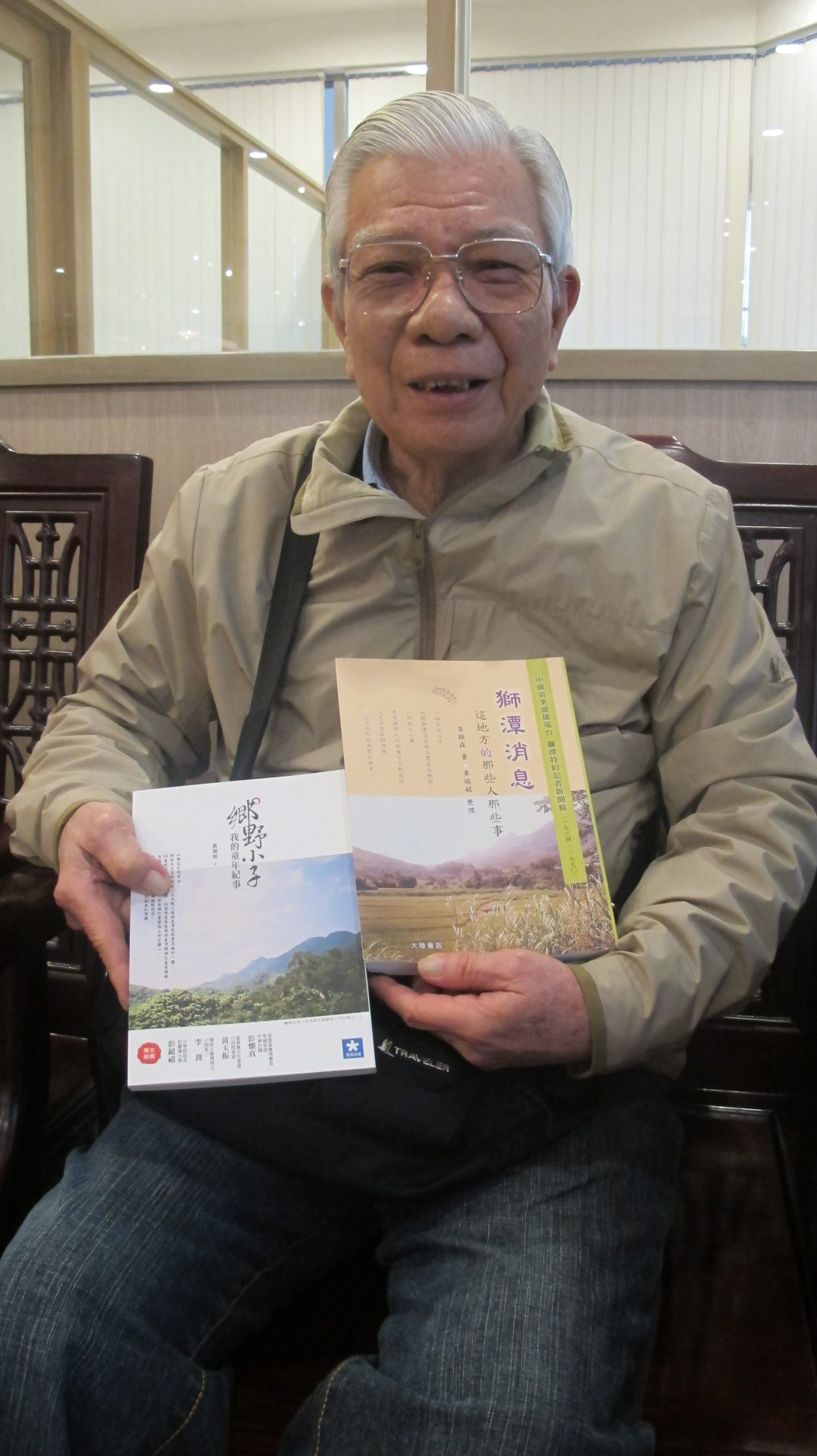 黃瑞銘除幫父親編《獅潭消息》，自己也寫了本《鄉野小子：我的童年趣事》。何來美攝