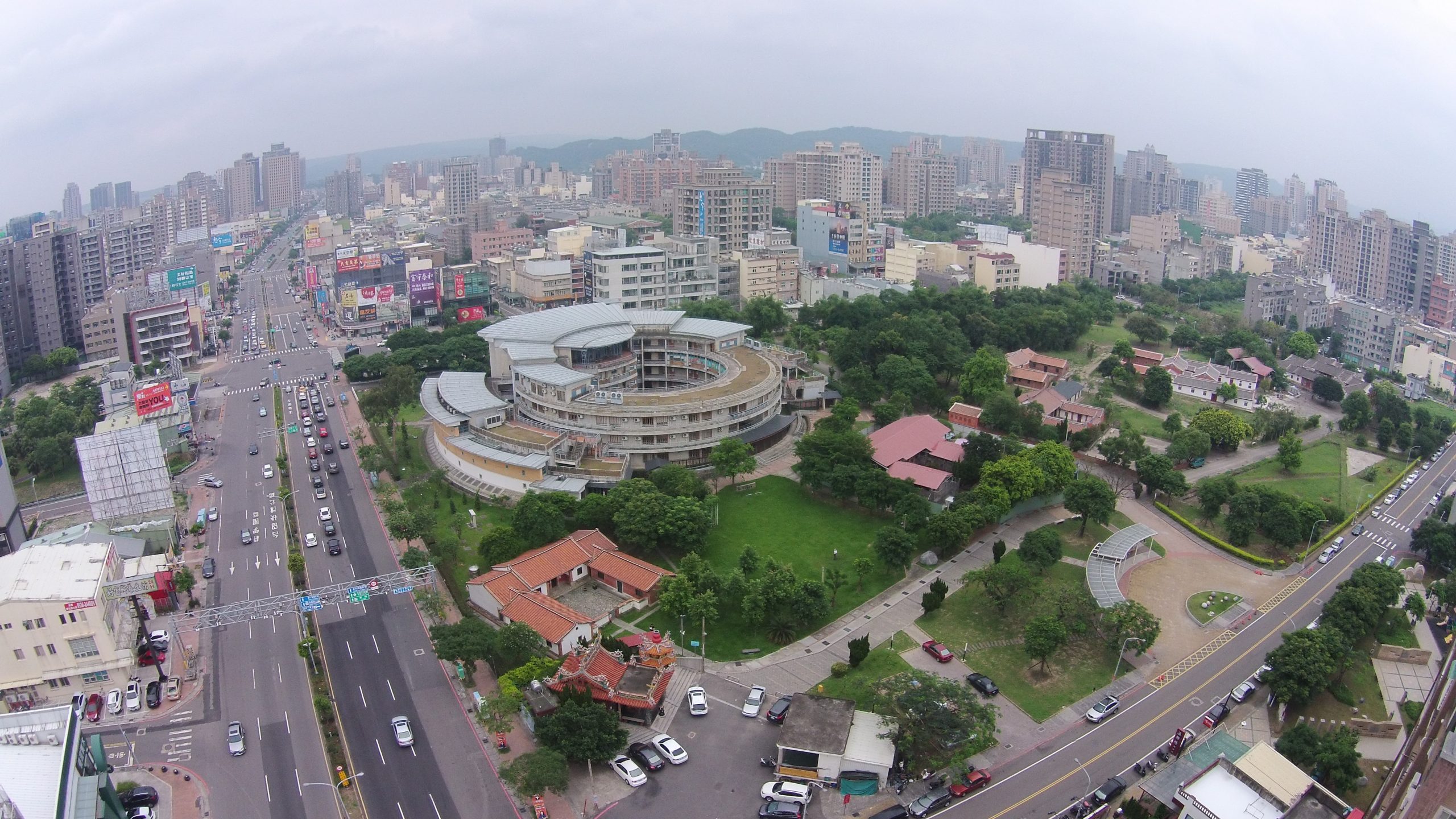 竹北市因政府區段徵收土地成功,加上鄰近新竹科學園區,成為全台最現代繁榮的縣轄市,圖為2017年從陽明交大客家學院空拍的竹北街景。王慧瑛提供