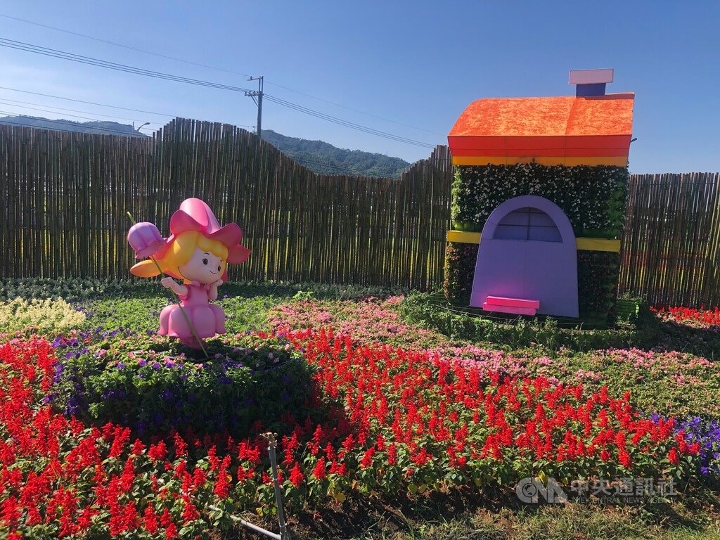 台中國際花毯節將於12月3日登場，打造南法風情的城堡花園，展區內花仙子拿著花語為「希望」的鈴蘭。中央社