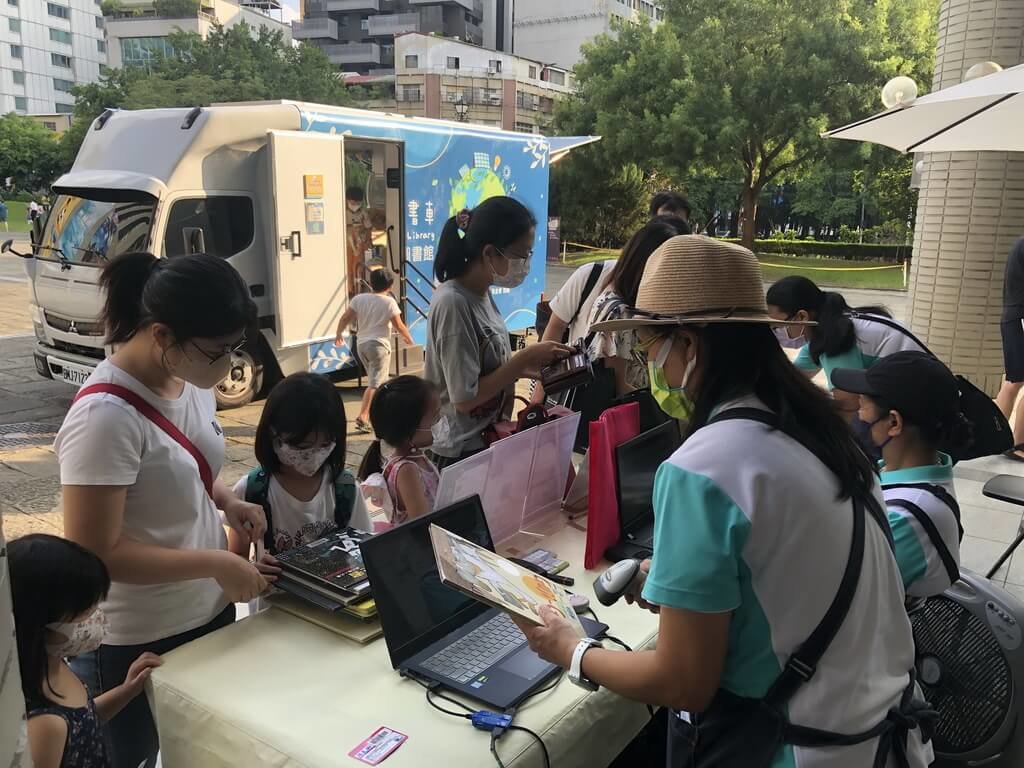 「台中市民野餐日」將於11日在中央公園登場,當天也有5輛行動圖書車同。(中央社)