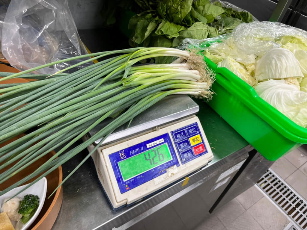 台北市衛生局12日公布年度火鍋料抽驗查核結果,55件產品中有5件不符規定,包含4件蔬菜及1件豆腐。中央社資料照