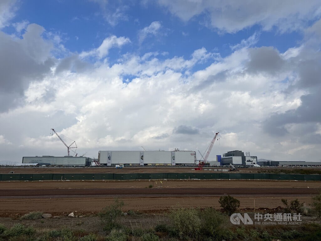 全球半導體龍頭台積電在美國亞利桑那州鳳凰城北部的晶圓廠正在興建當中,廠區周邊仍然處於尚未開發的空曠土地。中央社