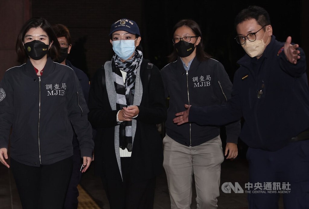 民眾黨立委、新竹市長當選人高虹安（右3）聘用前助理、男友李忠庭涉嫌詐領助理費，15日以被告身分傳喚高虹安等人，歷經長時間訊問後，16日凌晨將高虹安移送複訊，她步入北檢時難掩疲態。中央社