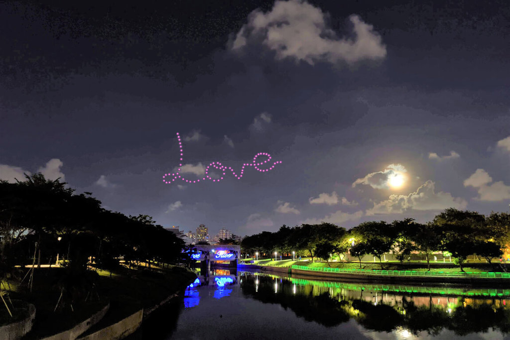高雄出招拚觀光　500人旅行團安排無人機迎賓秀