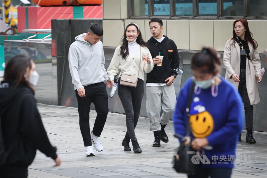 配合防疫在戶外應全程佩戴口罩的規定1日起取消，台北市西門町商圈有部分遊客開始拿下口罩逛街、享用飲料。中央社