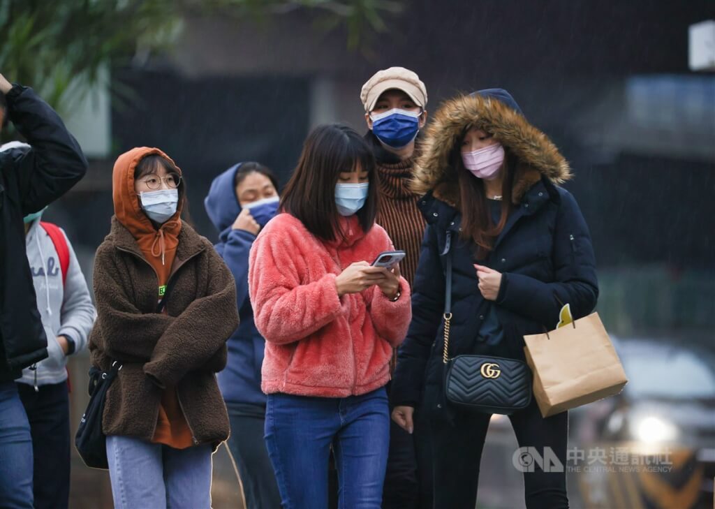 台灣受東北季風影響，迎風面水氣多，基隆北海岸、宜蘭地區及大台北山區降雨較持續、明顯，有局部大雨發生的機率。中央社