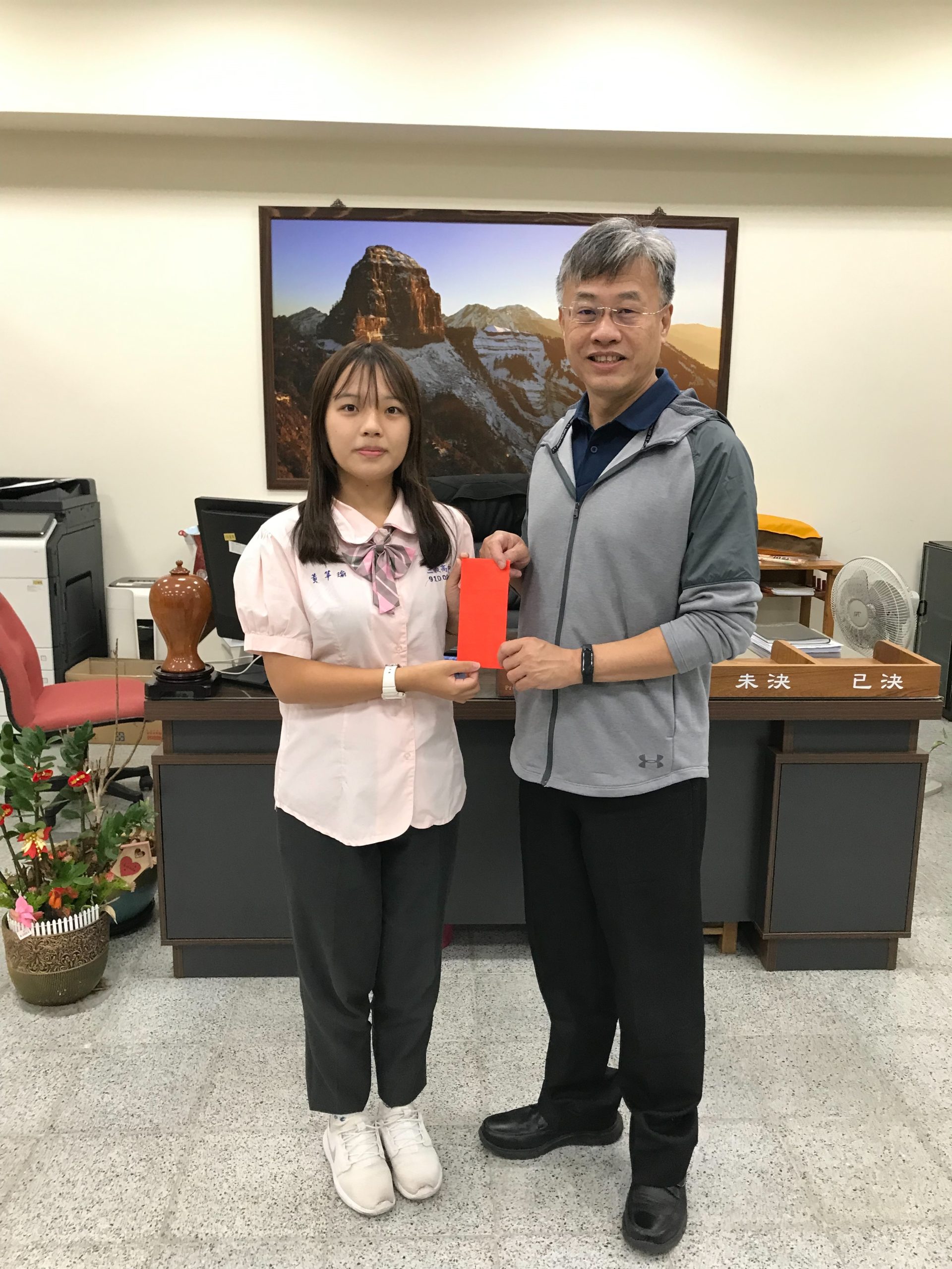 苗栗三義高中學生黃芊瑜，以優異的客語背景，透過「特殊選才」進入頂大的學生，三義高中校長李萬源（右）鼓勵同學，要認真的去發掘自己的長處，尤其不要害怕表現自我，才能˙早一步為自己開闢進入頂大的多元準備。三義高中提供