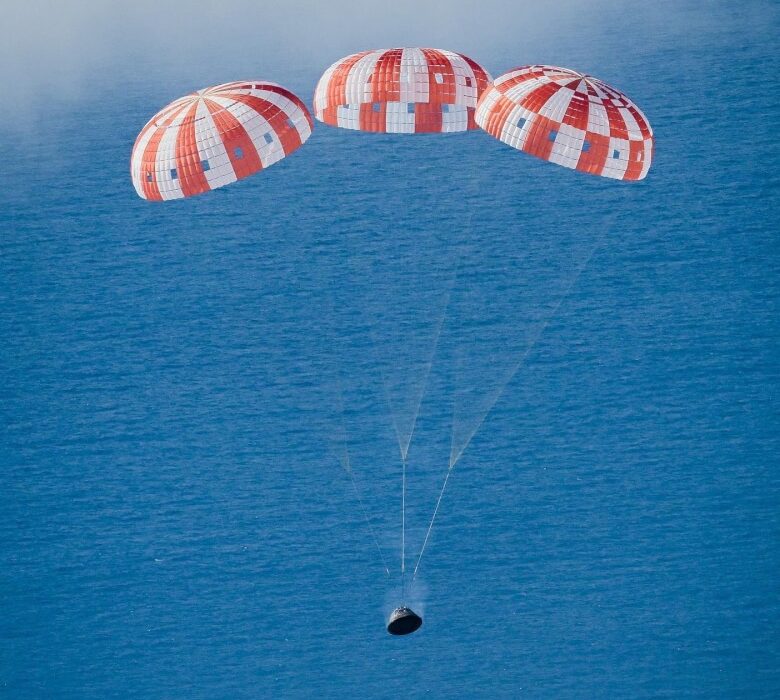 美國國家航空暨太空總署「獵戶座」太空船11日濺落在太平洋。NASA提供