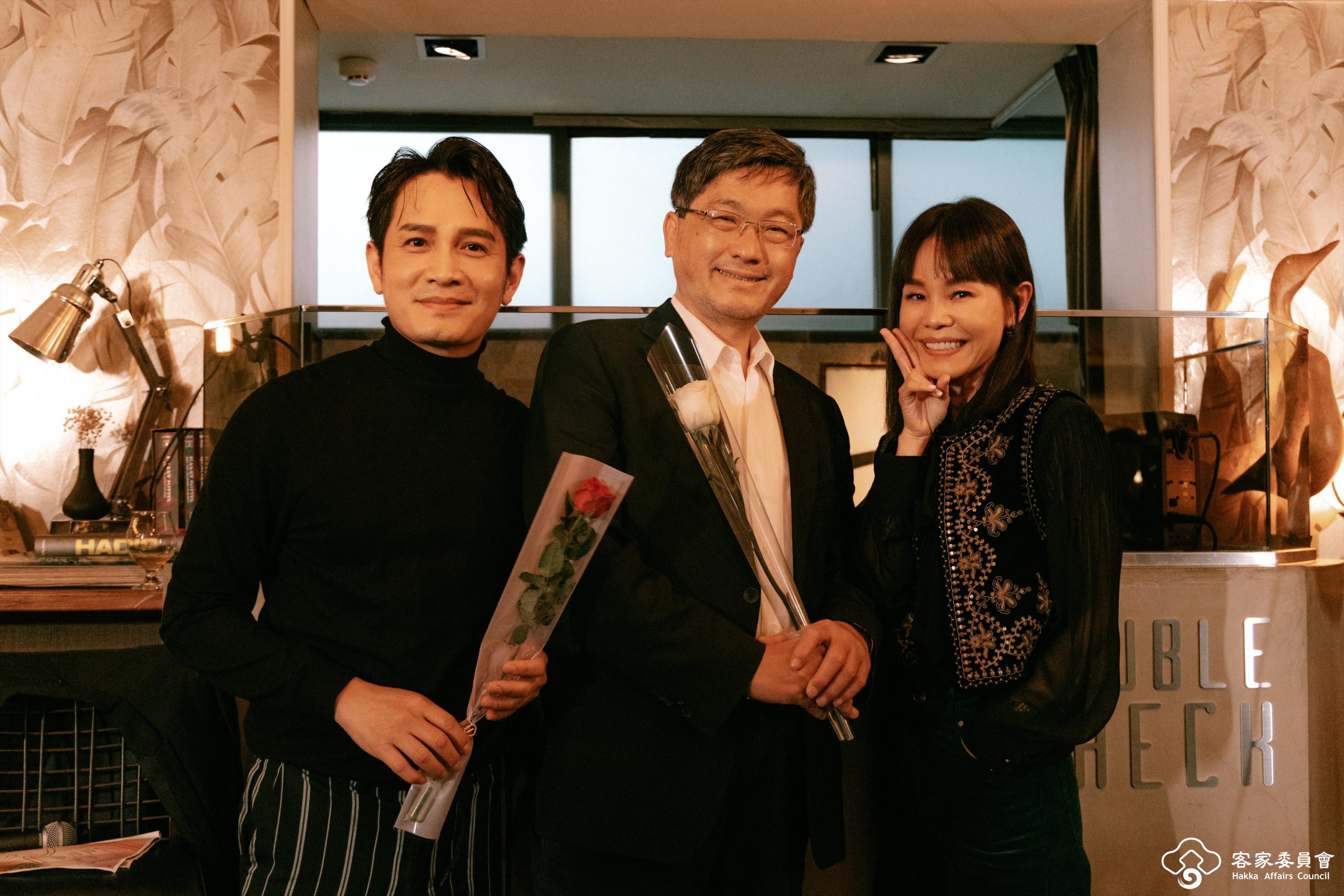 客委會主委楊長鎮（中）特別出席彭佳慧首張全新客語專輯《我在客廳做的夢》發表會。客委會提供