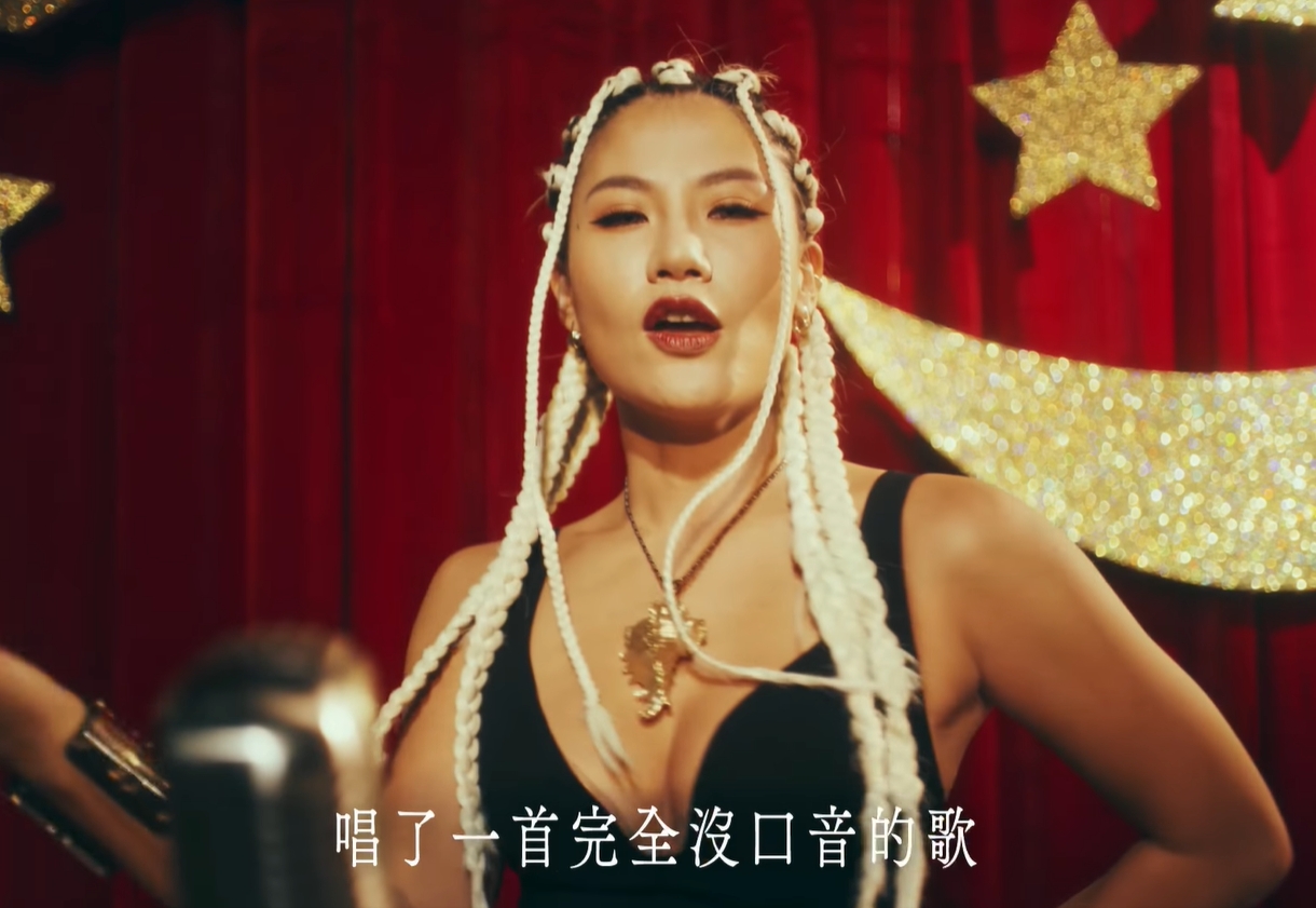 戴上貝殼變聲器的美人魚,紛紛演唱完全沒口音的歌曲。翻攝自客委會官方臉書。