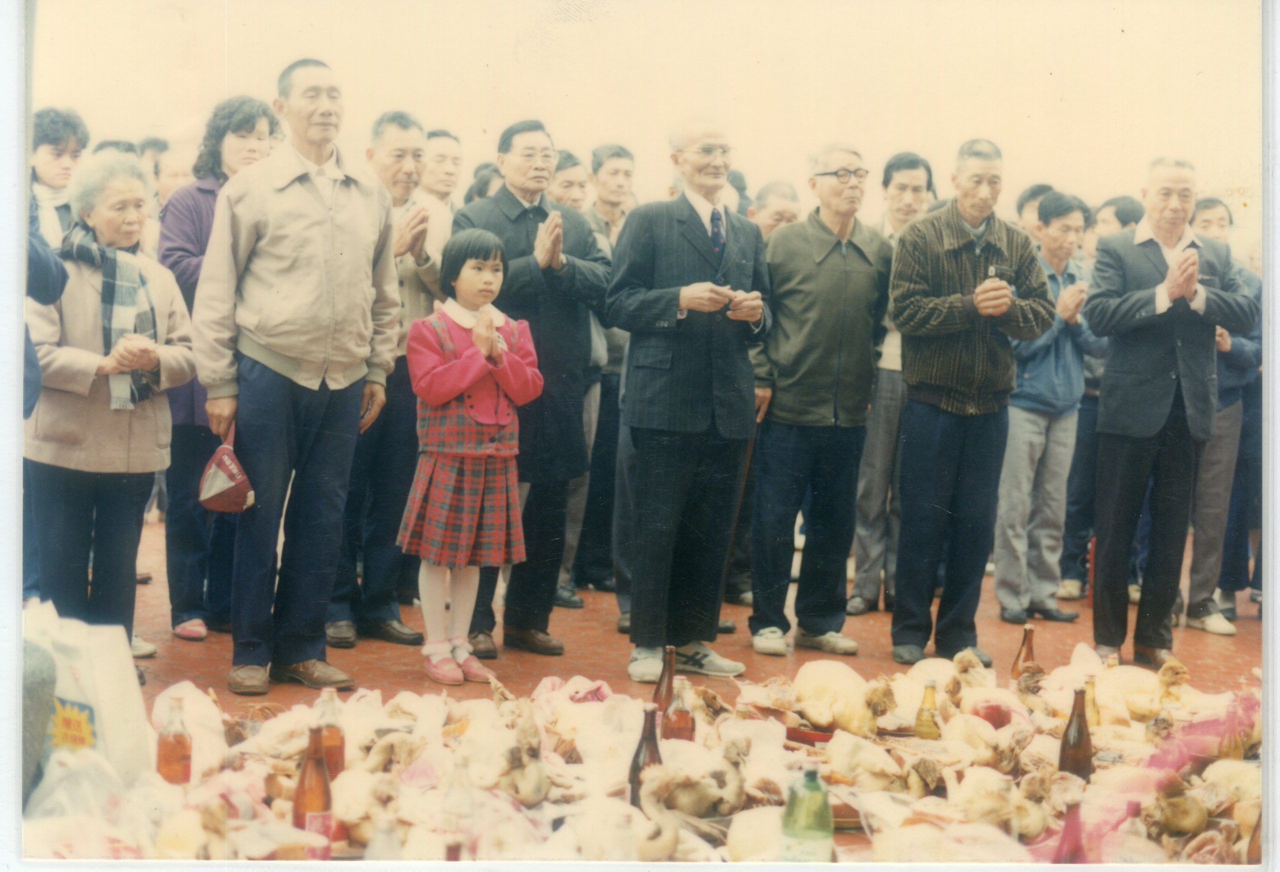 客家人慎終追遠,為方便子孫掃墓,大都改為假日。圖為1987年公館何家乃斌公派下子孫,祭掃來台祖場景。何來美攝