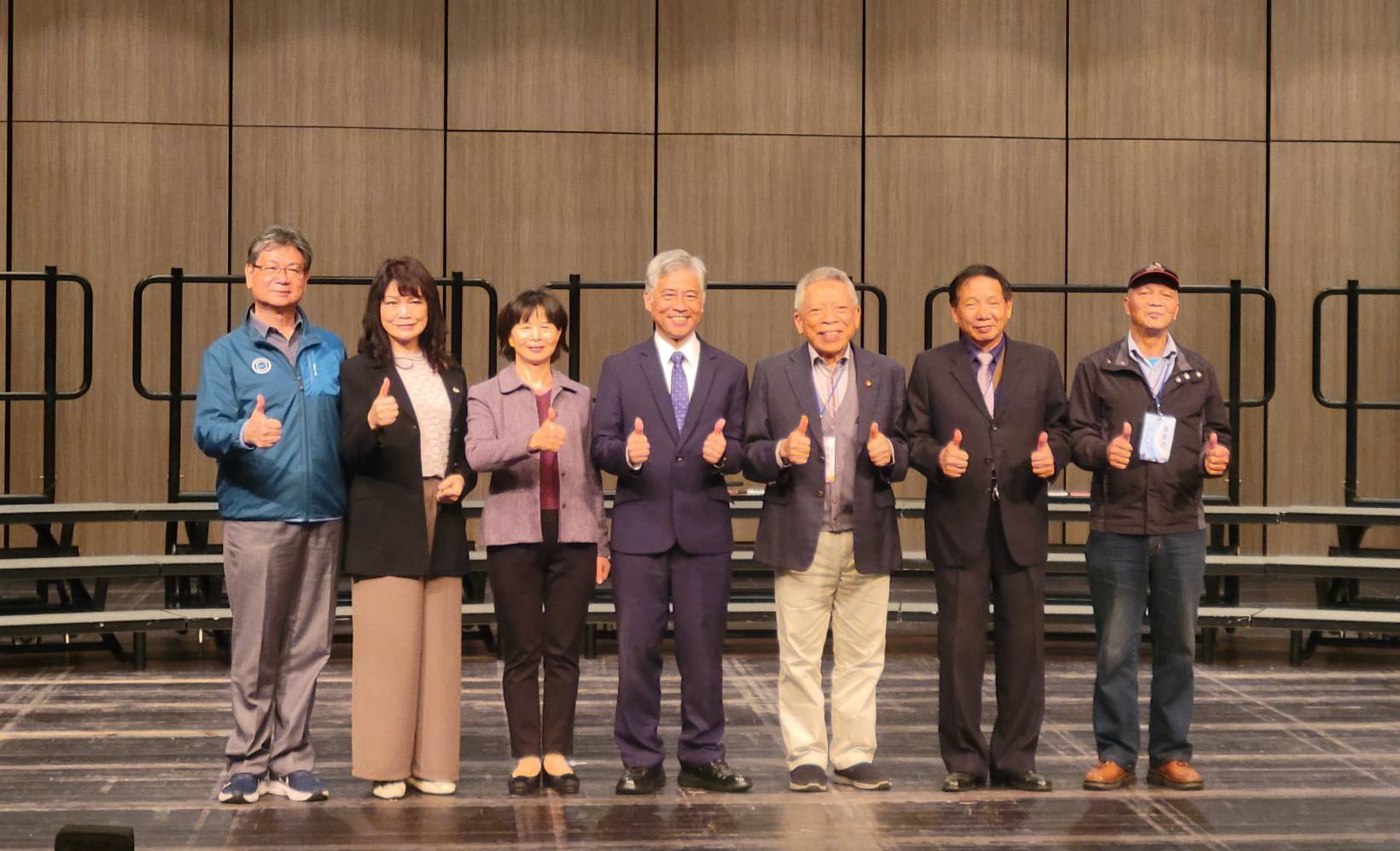 客委會副主委范佐銘（右四）與評審老師合影。客委會提供