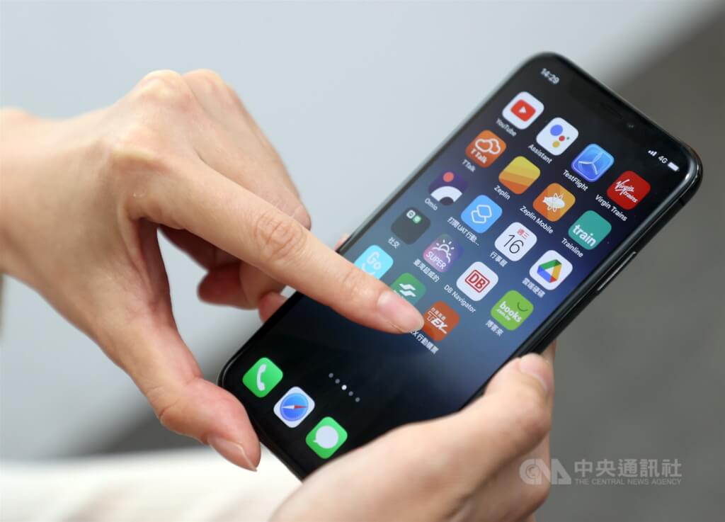 台灣高鐵明年將陸續推出5項新服務，包含定期票開放在手機上續購、手機可買自由座、數位零售商城、會員累積點數可報手機號碼及無障礙座位開放手機取票。中央社