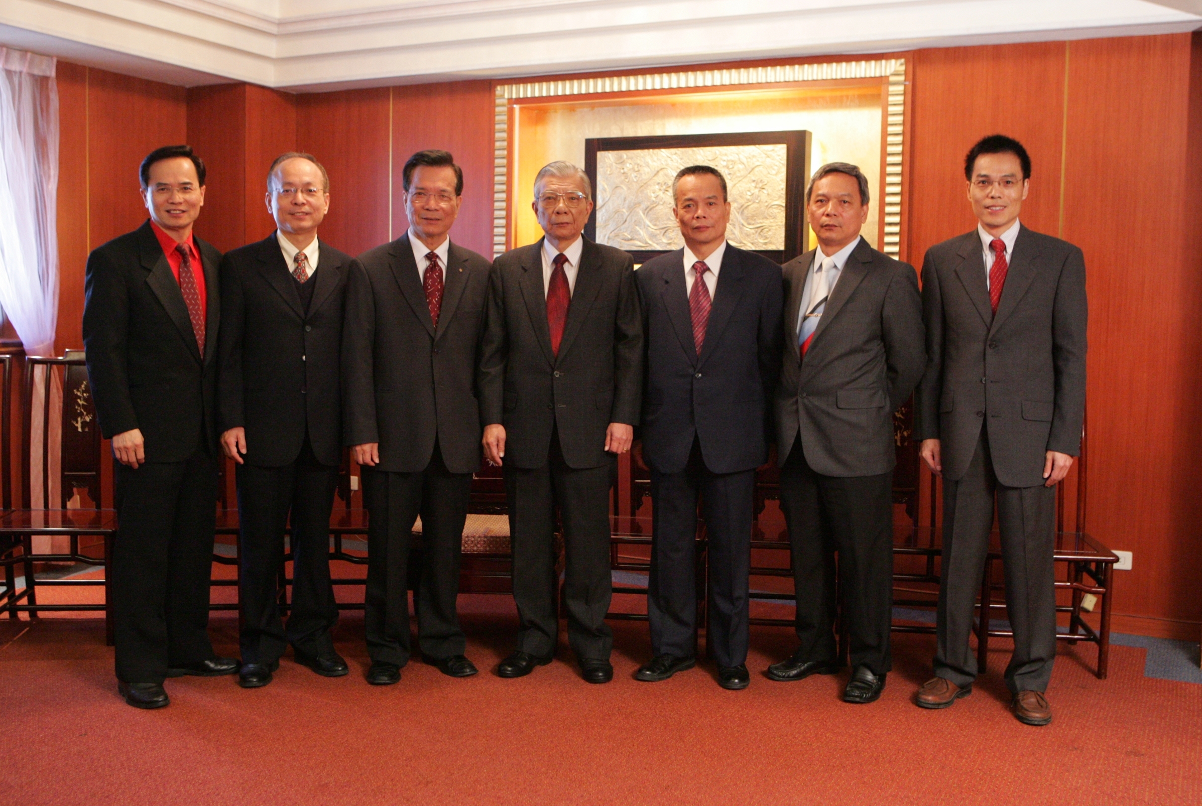 2009年黃瑞銘7兄弟合影，左起瑞宗、瑞煊、瑞循，瑞銘、瑞仁、瑞鎬、瑞村。黃瑞銘提供
