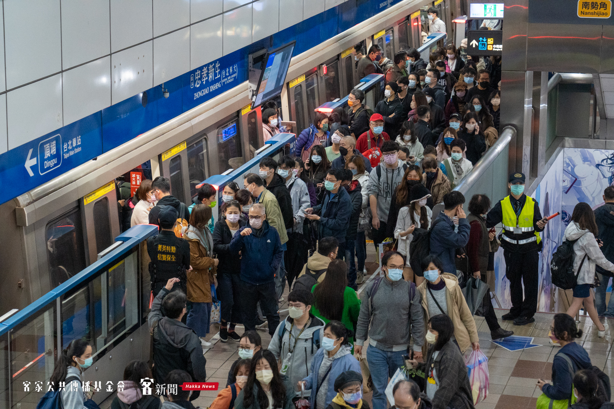 北捷市府站口跨年設淨空緩衝區　防樓梯上推擠