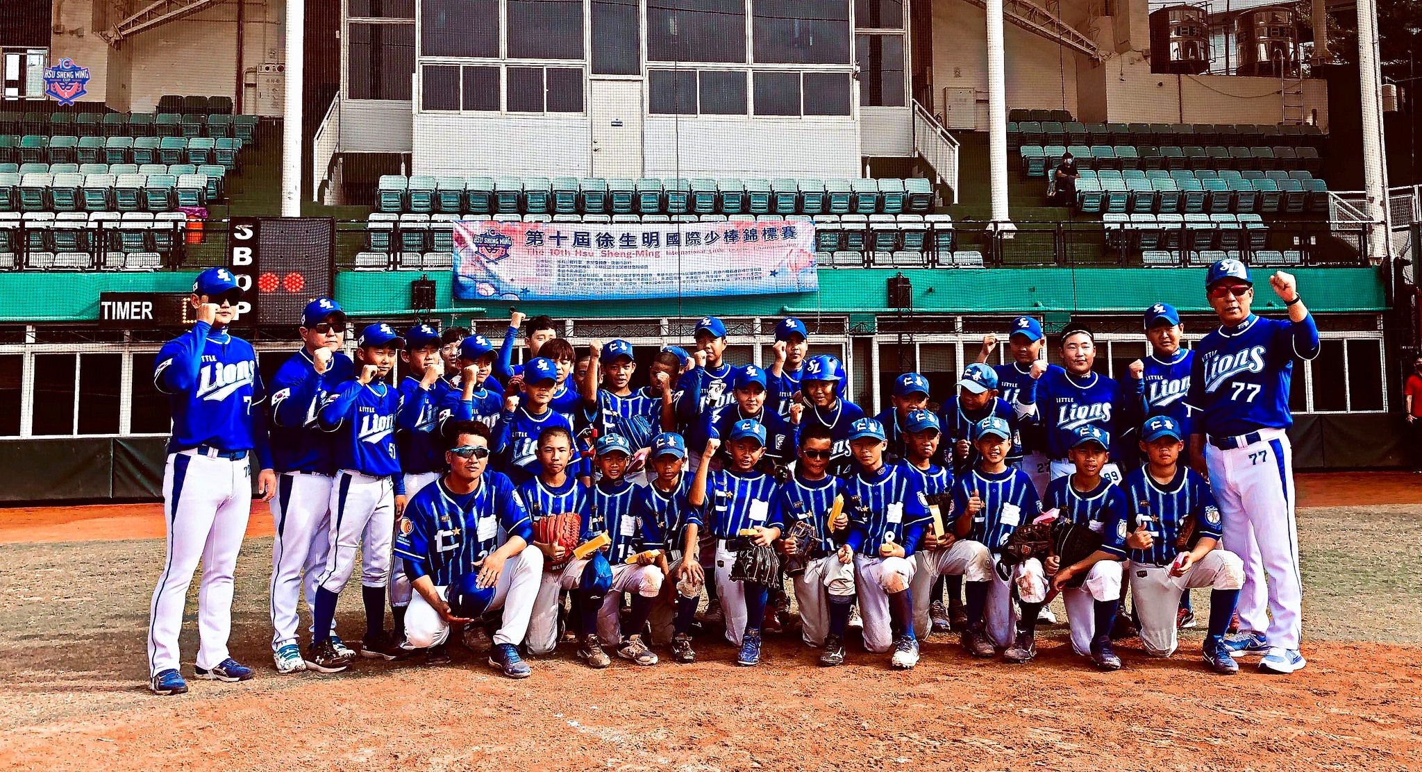韓國LIONS少棒隊與桃園仁善國小少棒隊合影。徐生明棒球發展協會提供